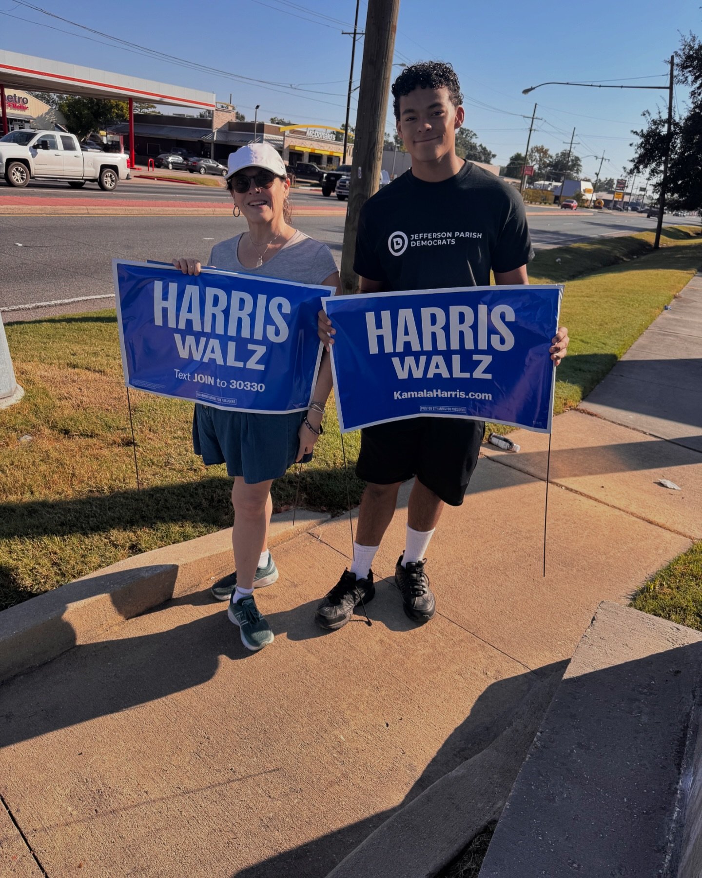 🌟 This past Saturday, JPDEC was out across Jefferson Parish, proudly waving signs and encouraging early voting! It was a fantastic day connecting with the community, sharing our message, and rallying support. Thank you to everyone who stopped by, ho