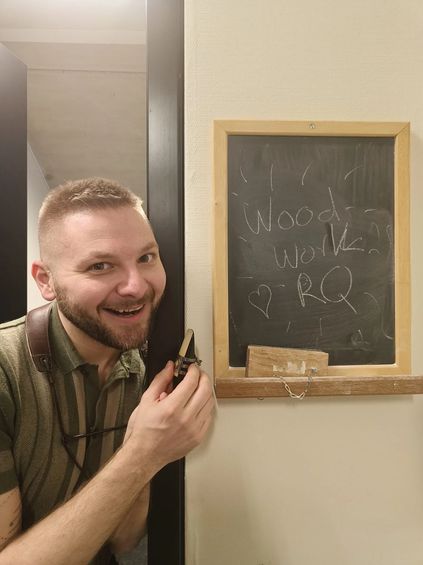 Even when @woodwork.quintet is in Amsterdam at the Muziekgebouw aan &lsquo;t IJ we&rsquo;re still those Belgian stars! ✨🇧🇪 

A little candid moment from outside our soloistenkamer 🎷 from this weekend in Amsterdam!

#woodwork #belgian #music #festi