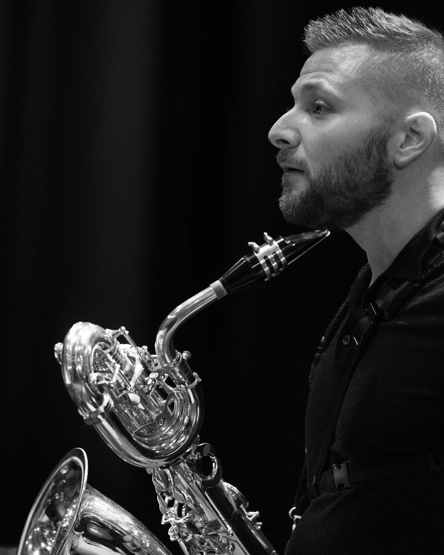Find your sound, know your sound, own your sound. 🎷

Rehearsal portraits from the devilishly talented and creative @michael_pavia_photography with @ebm.saxo ! Thank you for capturing the moment with us! ❤️

#photography #inthemoment #rehearsal #phot