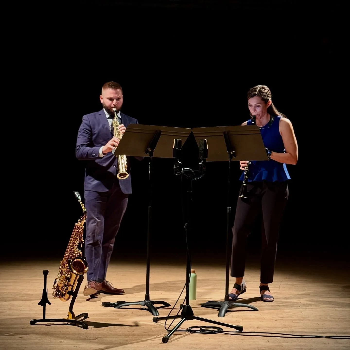 Duo Entre-Nous finished the week on a high note, presenting our program &ldquo;doppelg&auml;nger&rdquo; at @constellationchicago last night! 🎷 We loved premiering the brilliant new work by @goodzachary, giving our Chicago premiere of @megandigeorgio