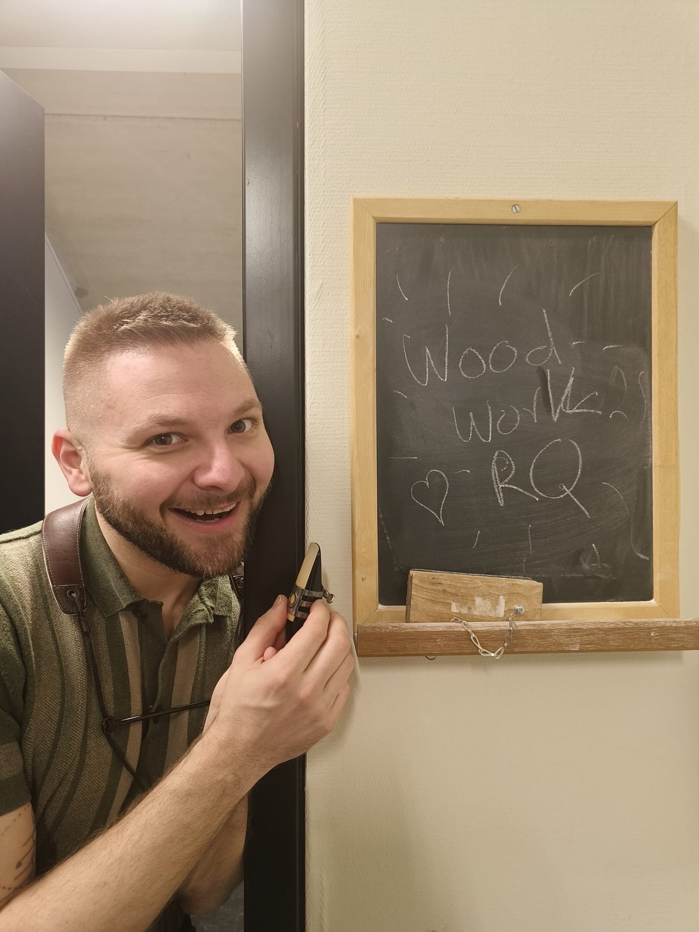 Even when @woodwork.quintet is in Amsterdam at the Muziekgebouw aan &lsquo;t IJ we&rsquo;re still those Belgian stars! ✨🇧🇪 

A little candid moment from outside our soloistenkamer 🎷 from this weekend in Amsterdam!

#woodwork #belgian #music #festi