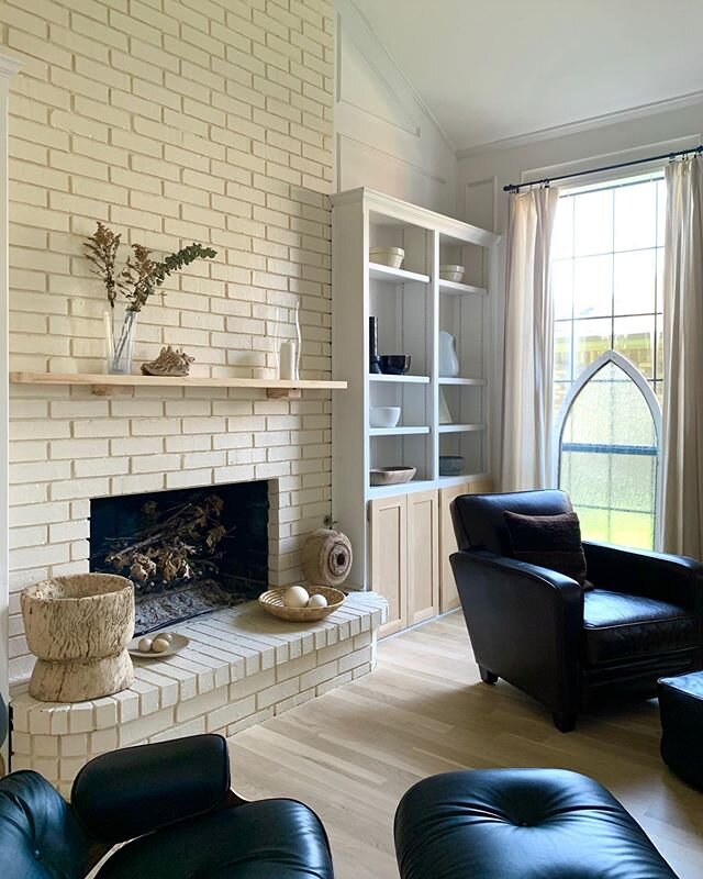 Summery day at home and yep the new doors on the built-ins are on my painter&rsquo;s schedule and will be painted out soon 👏🏻. #athome #simpleliving #quietspace #blackandwhitedecor #whiteandwood #tatteredstyle