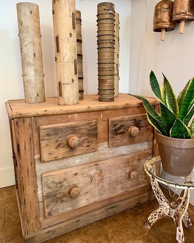 I just added these #supercool (BEST description 😉) #vintage wood wallpaper print rollers, from a recent haul, to the shop. They&rsquo;re fantastic as they are or would make fabulous lamps! And how about this gorgeous chest?!!! Great as a bedside tab