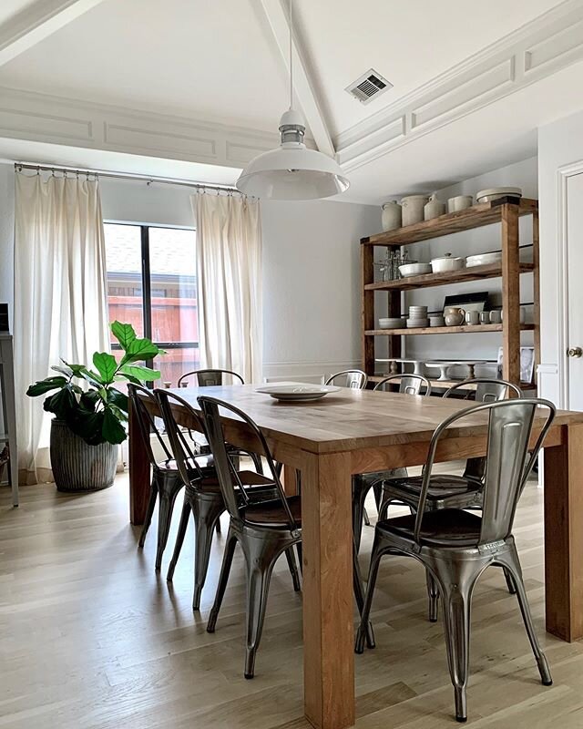 Slowing down this #Sunday morning and it never felt so good 🙂. Here&rsquo;s a little snap of our #diningroom. I hope you enjoy your day friends. #slowsunday #slowing #slowliving #tatteredstyle #home #athome