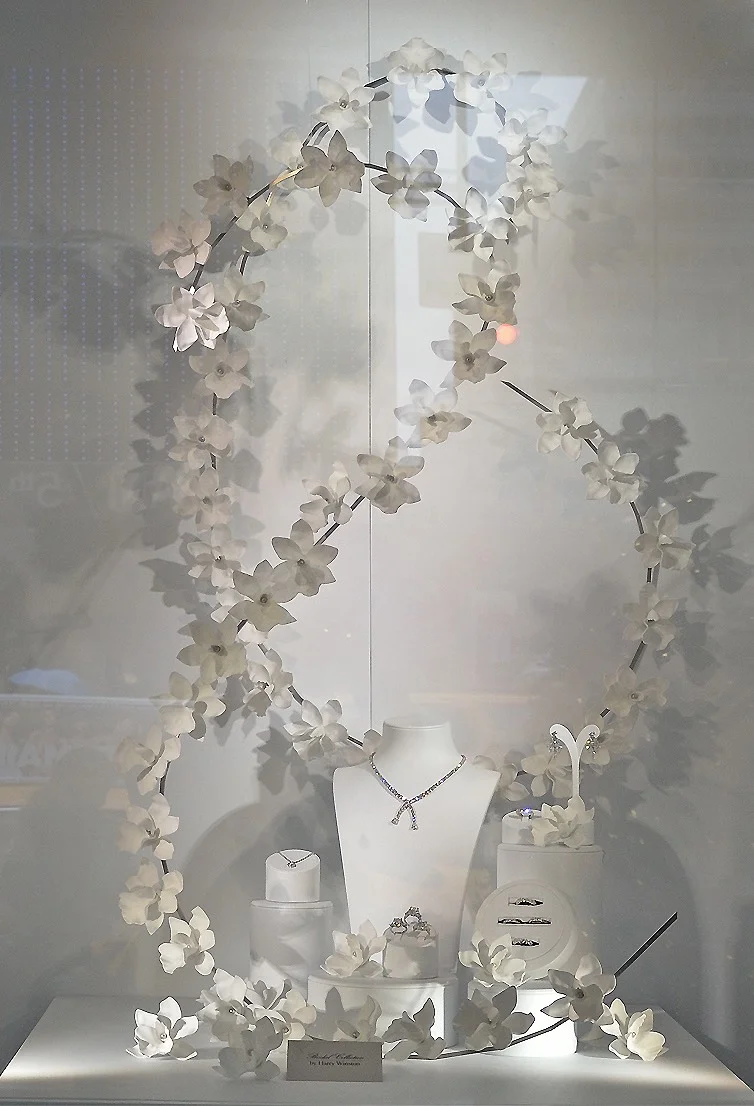 SBSTUDIO_INSTALLATION_HARRY_WINSTON_WINDOWS_4.jpg