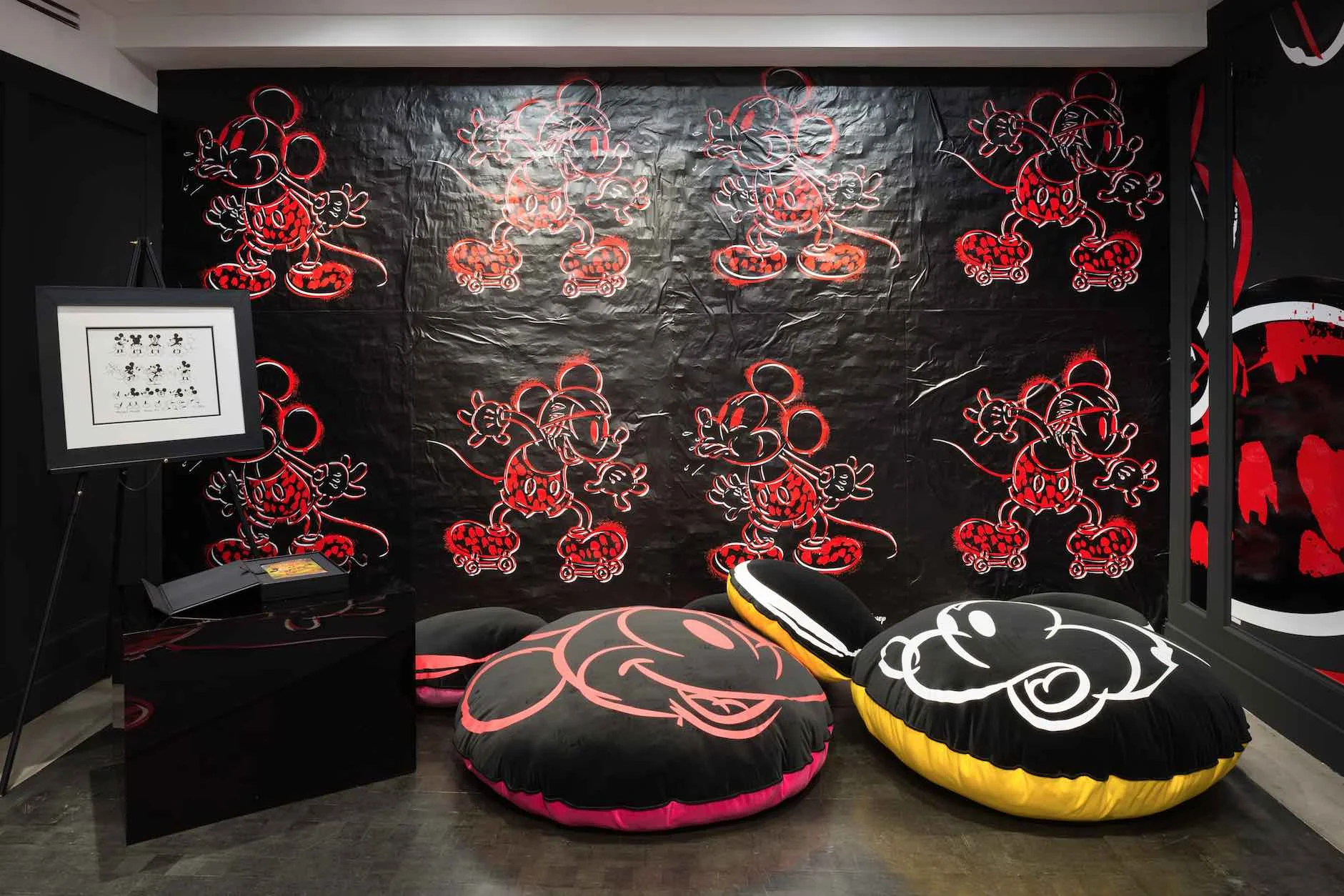 SBSTUDIO_INSTALLATION_COACH_DISNEY_STORE_2.jpg