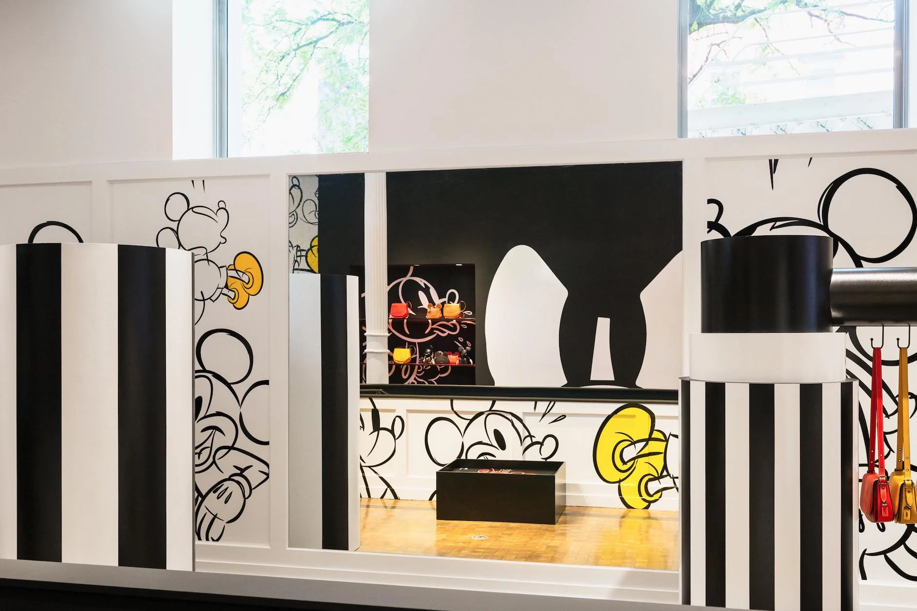 SBSTUDIO_INSTALLATION_COACH_DISNEY_STORE_4.jpg