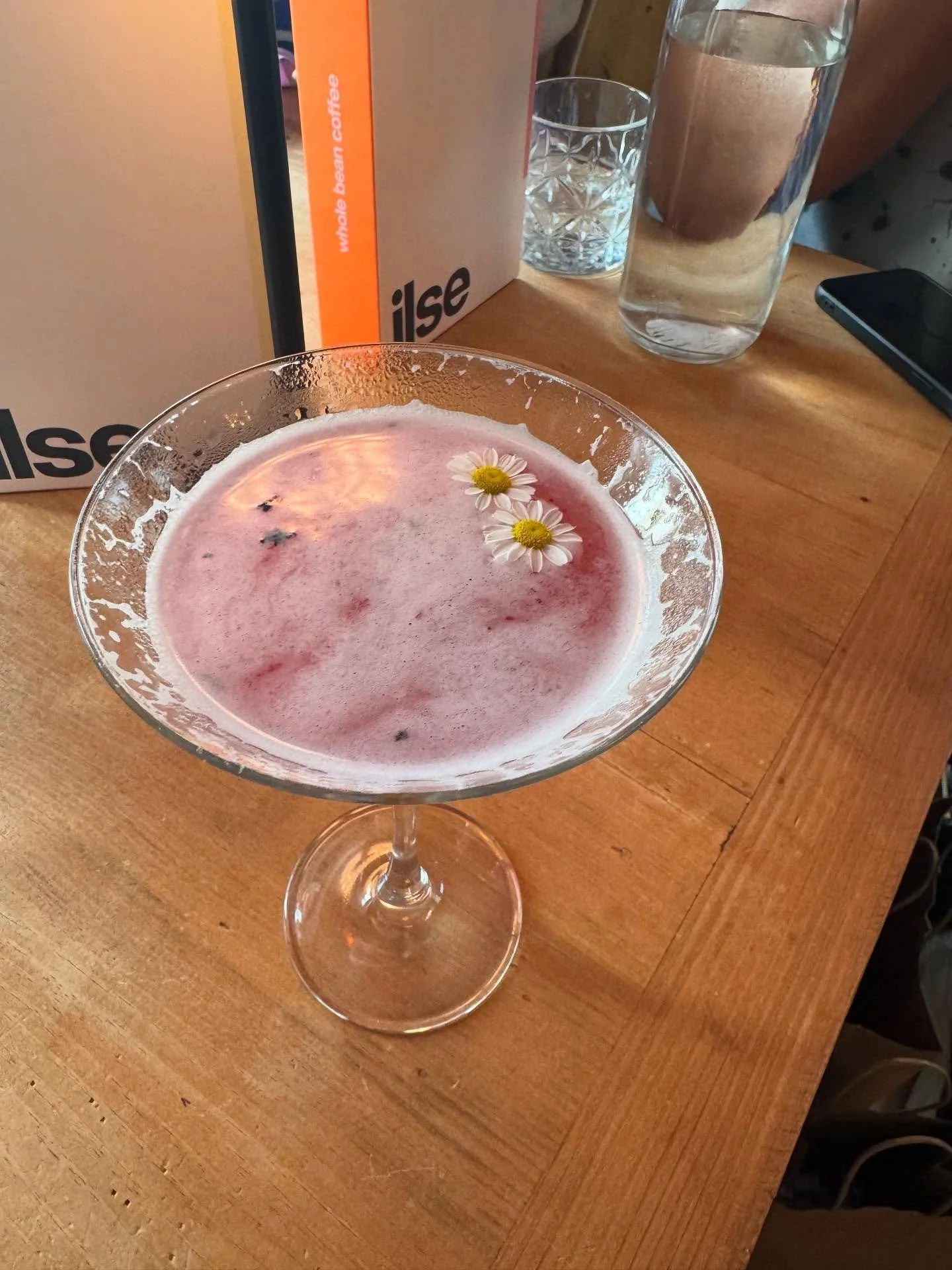 Come in and try our delicious Blueberry Lemon-drop Martini! Subtly balanced, not too sweet, not too sour. In other words, perfection
#gruelbritannia #british #perfection 🇬🇧