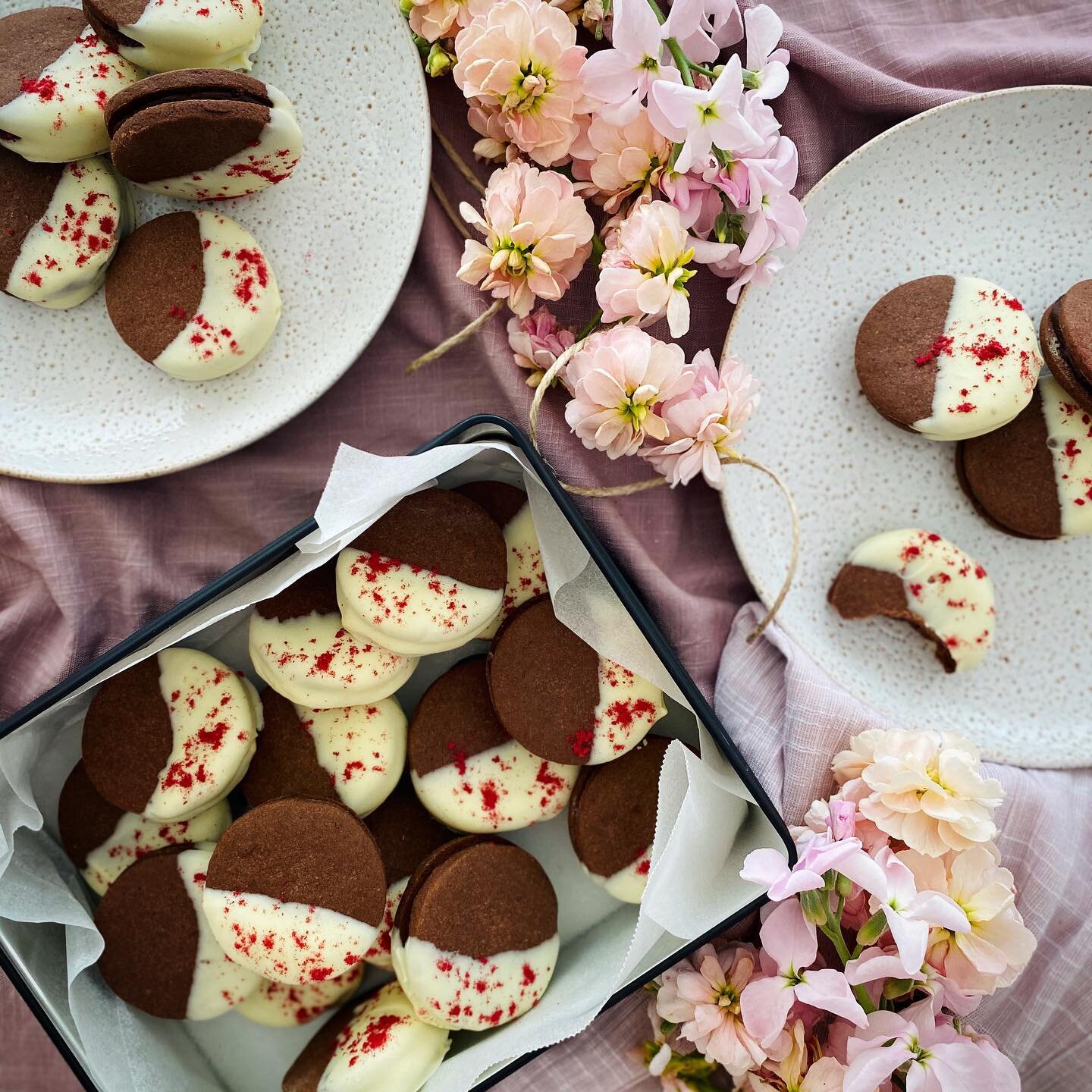 Double Choc Filled Shortbread  breakfast sorted😜 Will share recipe soon
.
.
.
#shortbread #chocfilled #biscuits #cookiejar #chocolatebiscuit #couverture #pastry #pastrycook #sweettooth #recipedevelopment #foodwriting #foodstylingandphotography #fleu