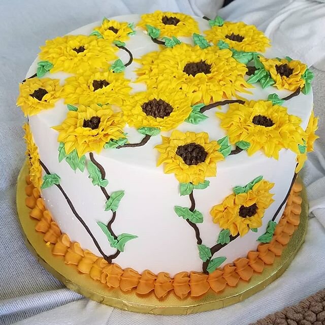 Still Brightening Birthdays ! Custom made cakes and treats as usual.  #igettobakeforyou #softpeakscakery #somethimgforeveryone #sourdoughbread #loveofcakes #oregonweddings #rusticwedding