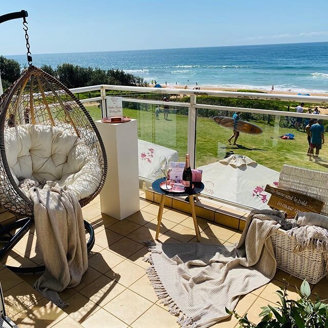 Our display plinth, egg chair and blanket box set out on the Narrabeen SLSC balcony earlier this month 💕
.
.
.
.
.
#northernbeacheswedding #beachwedding
#northernbeachesweddinghire #wedding #weddingday #specialday #weddingprops #weddinginspo #weddin