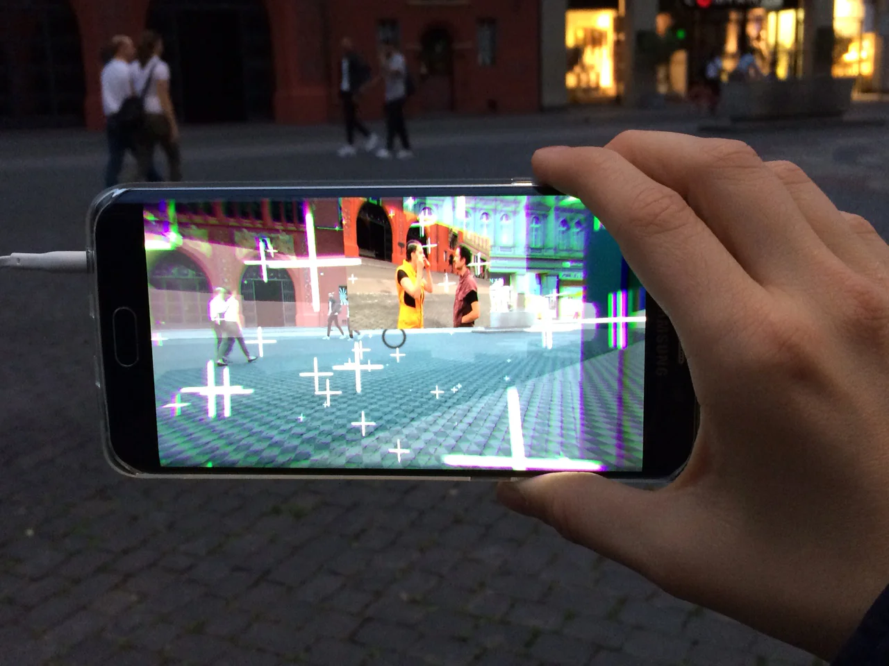 Der Blick aufs Rathaus vermischt sich mit einem Video-Schnipsel aus der erweiterten Realität.