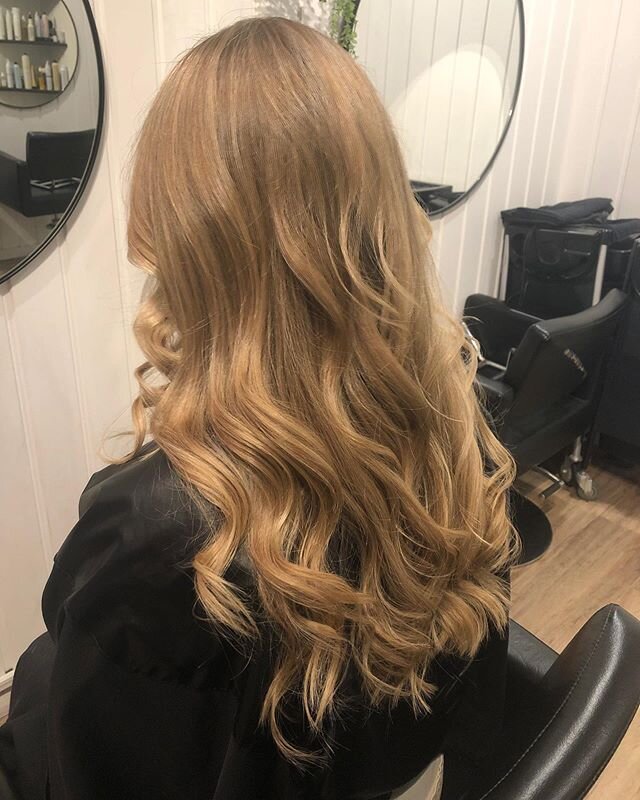 How gorgeous is this creamy natural blonde ✔️🥰 #blonde #natural #creamyblonde #hair #longhair #waves #cloudnine #cronullahair #theplace