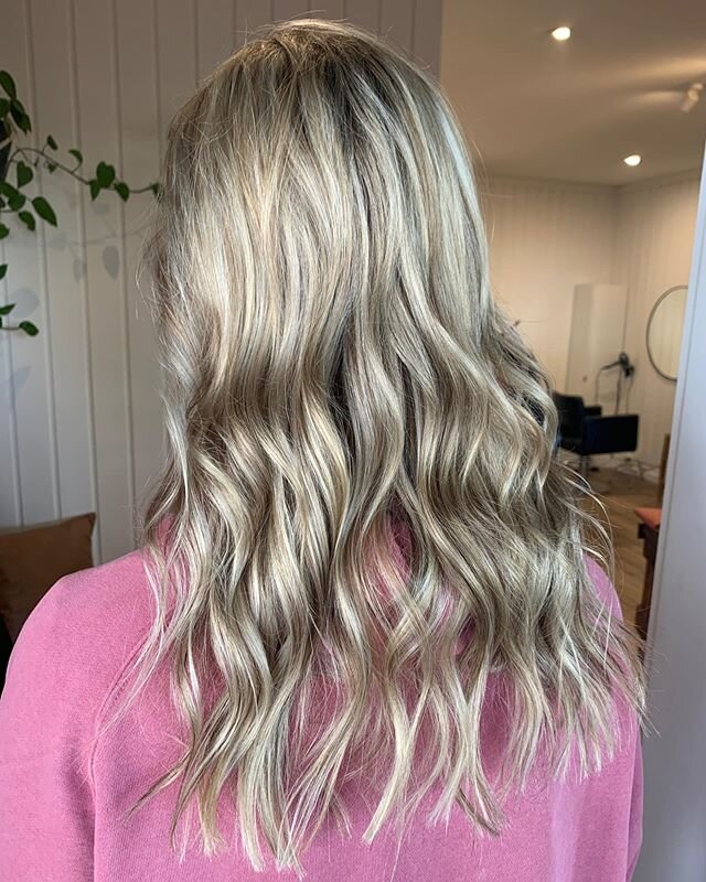 How fresh is this blonde 🙌🏼🙌🏼 #platinum #foils #haircolour #milkshake #healthy #waves #longhair #cronullahair #theplace