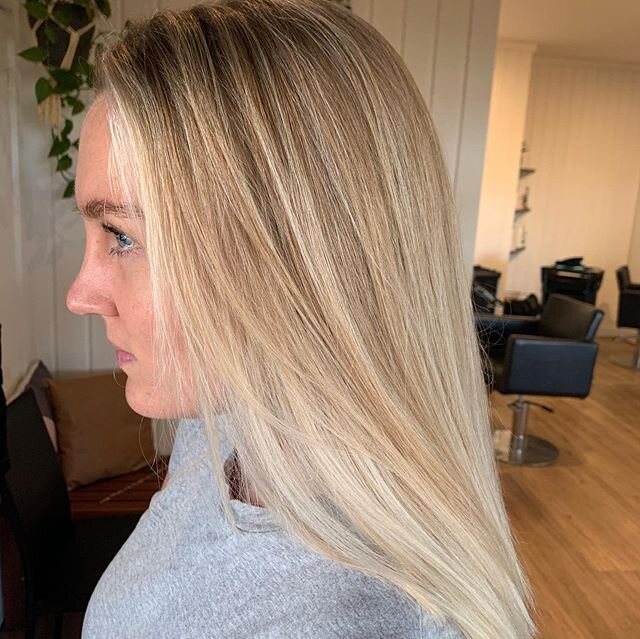 Sunkissed ☀️🥰 we love these bright blonde face framing foils, it looks like you&rsquo;ve just come back from a gorgeous summer holiday 😆 #wewish #haircolour #highlights #foils #blend #instahair #theplace #cronullahair