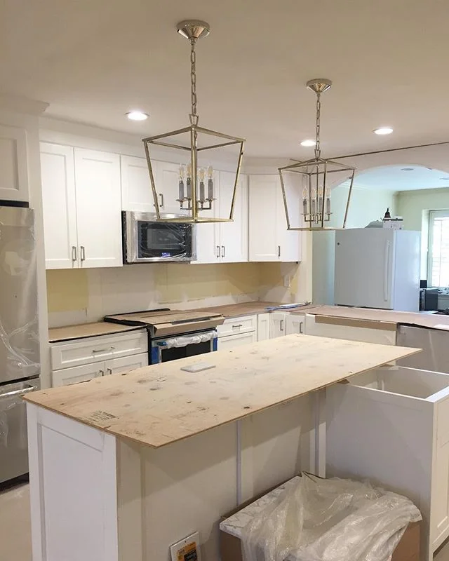 Progress pics make my heart so happy!
.
.
.
.
.
. 
#interiors #interiordesign #details #inspiration #inspo #neutral #materials #texture #style #spaces #kitchen #whitekitchen #lanternpendamts #design #sodomino #apartmenttherapy #smploves #smmakelifebe