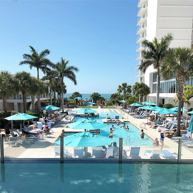 Warm weather is finally upon us ☀️
.
.
.
.
.
.  #inspiration #inspo #marriott #marcoisland #serene #design #poolside #beach #sodomino #apartmenttherapy #smploves #smmakelifebeauitful #mydomaine #myhousebeautiful #simplehomestyle #hgtvmagazine #curren