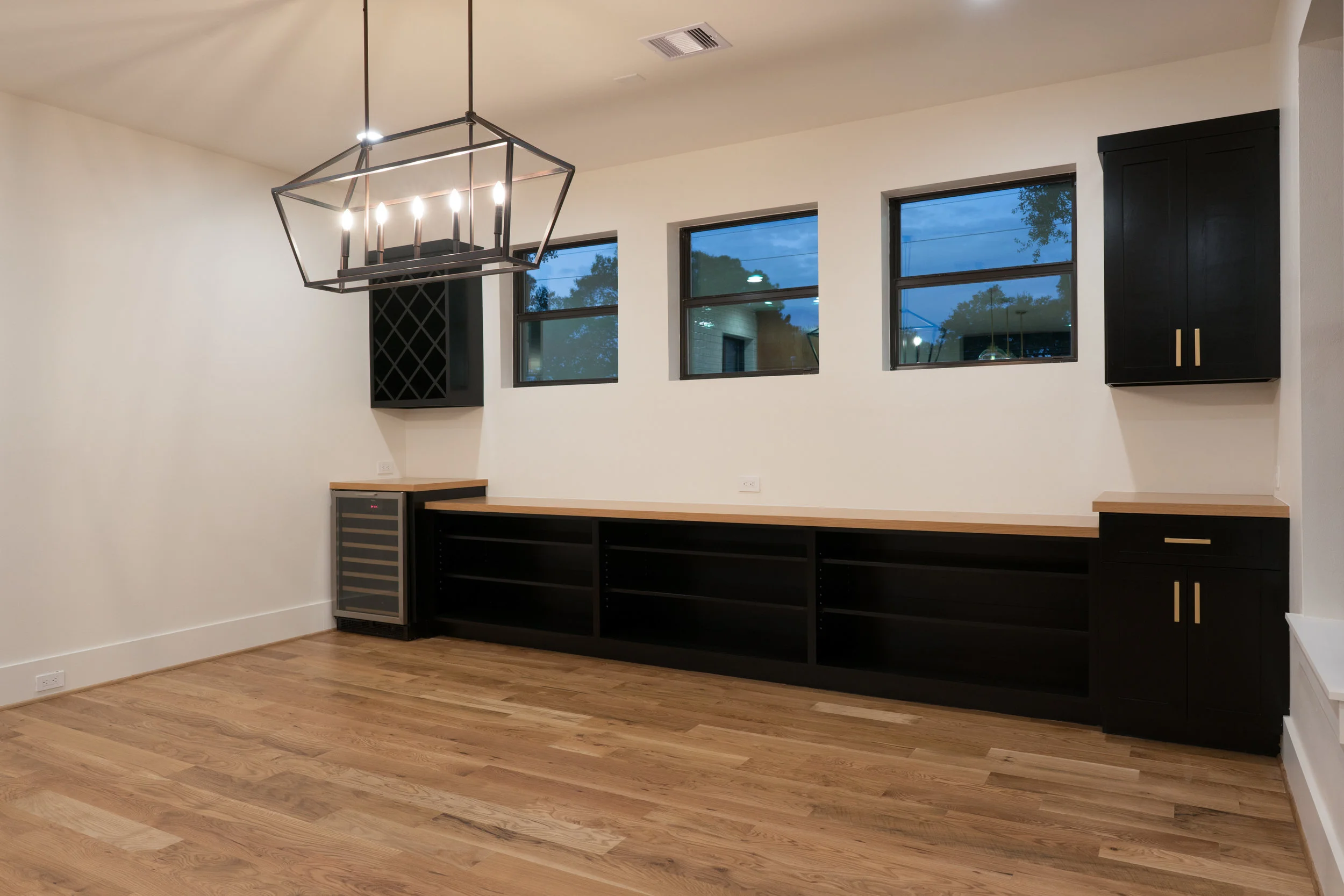 16 - Dining Room.jpg