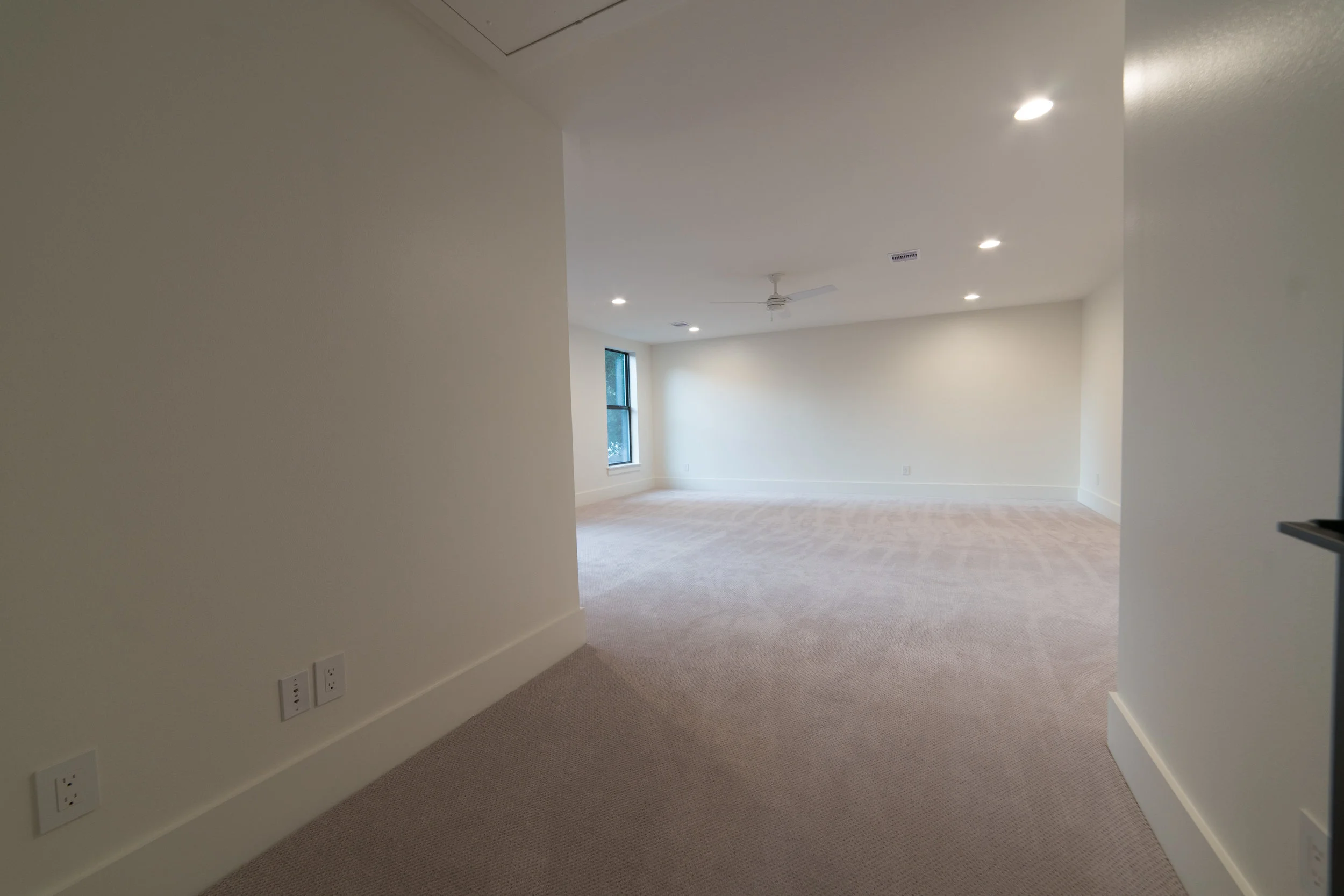 29 - Upstairs Bedroom.jpg