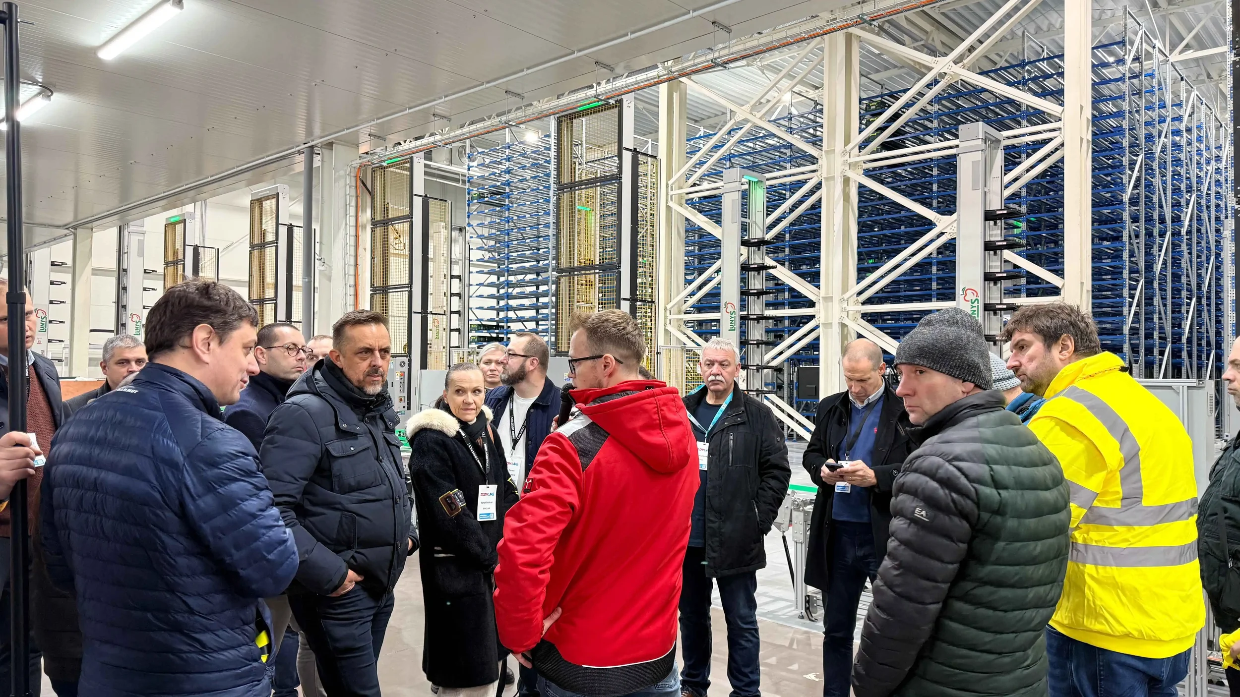 Účastníci Slovlog v sklade Lunys na prezentácii od M2M Solutions.