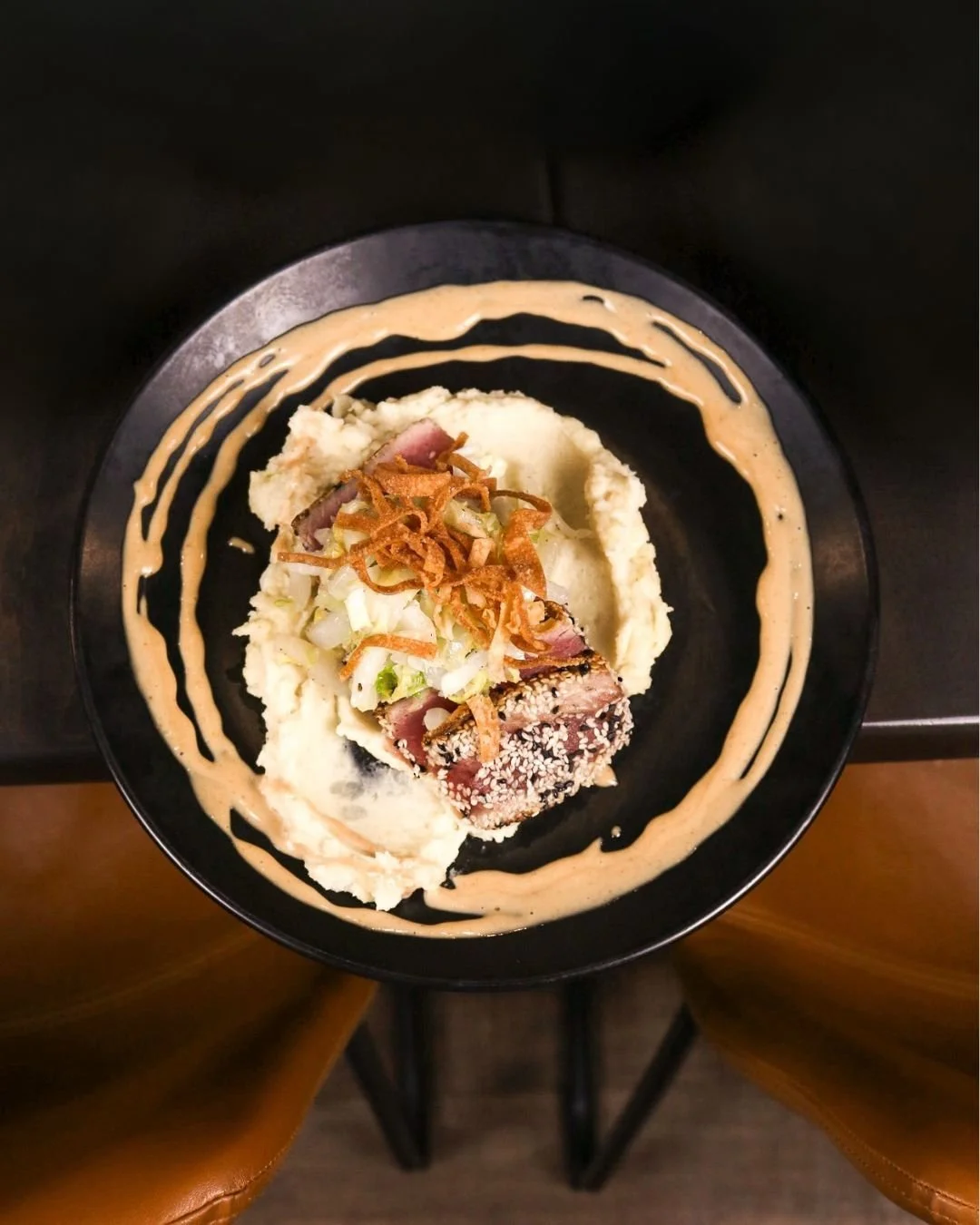 This is your sign to order the Ahi Tuna. 🍣
Sesame crusted, perfectly seared, with wasabi whipped potatoes + crispy wontons.