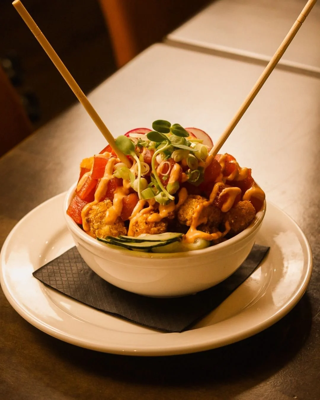 Sushi&hellip; but make it tots 😍🔥
Crispy seasoned tots topped with diced tuna, spicy mayo, eel sauce, scallions, and pickled cucumber &mdash; basically your new obsession in one bite.

Trust us, you&rsquo;re gonna want these all to yourself 🥢✨