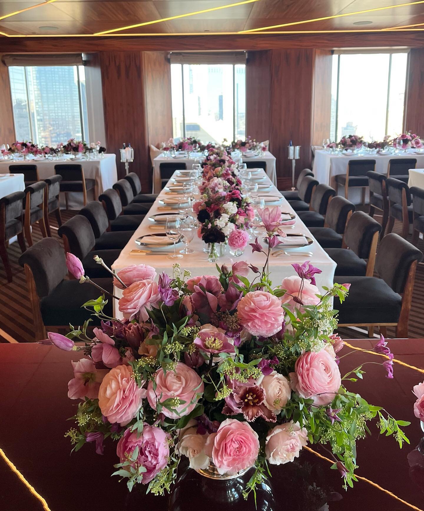 We found love on the 37th floor this Valentine&rsquo;s Day!

#roomwithaview #tablewithaview #views #valentines #perfectlypink #romance #eventdesign #flowers #tablescape