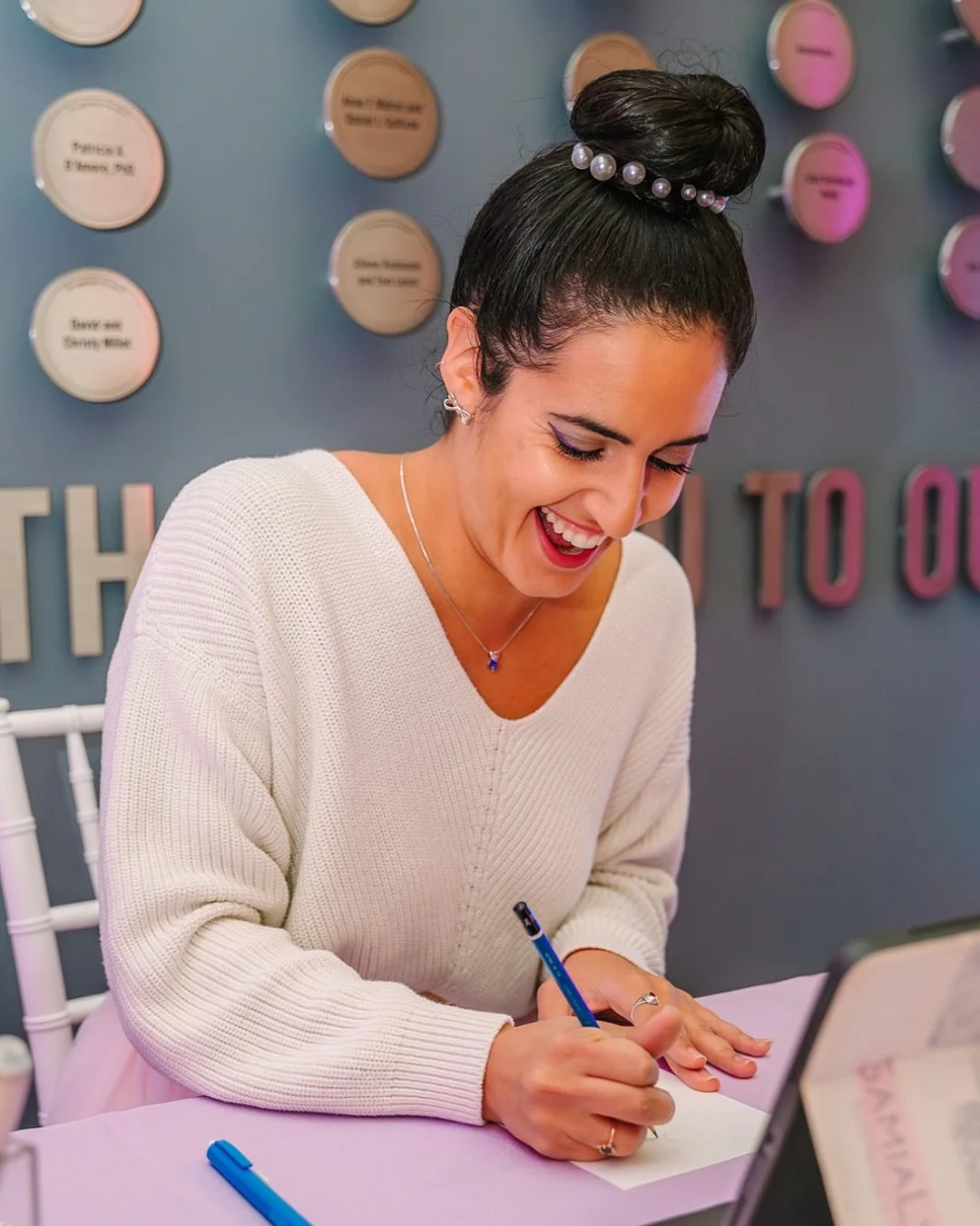 Holiday season = sparkle, sequins, and soir&eacute;es&hellip; and what better way to elevate your event than with a live illustrator?🎨✨

Whether it&rsquo;s a cozy family gathering or a glamorous corporate party, having custom sketches made on the sp