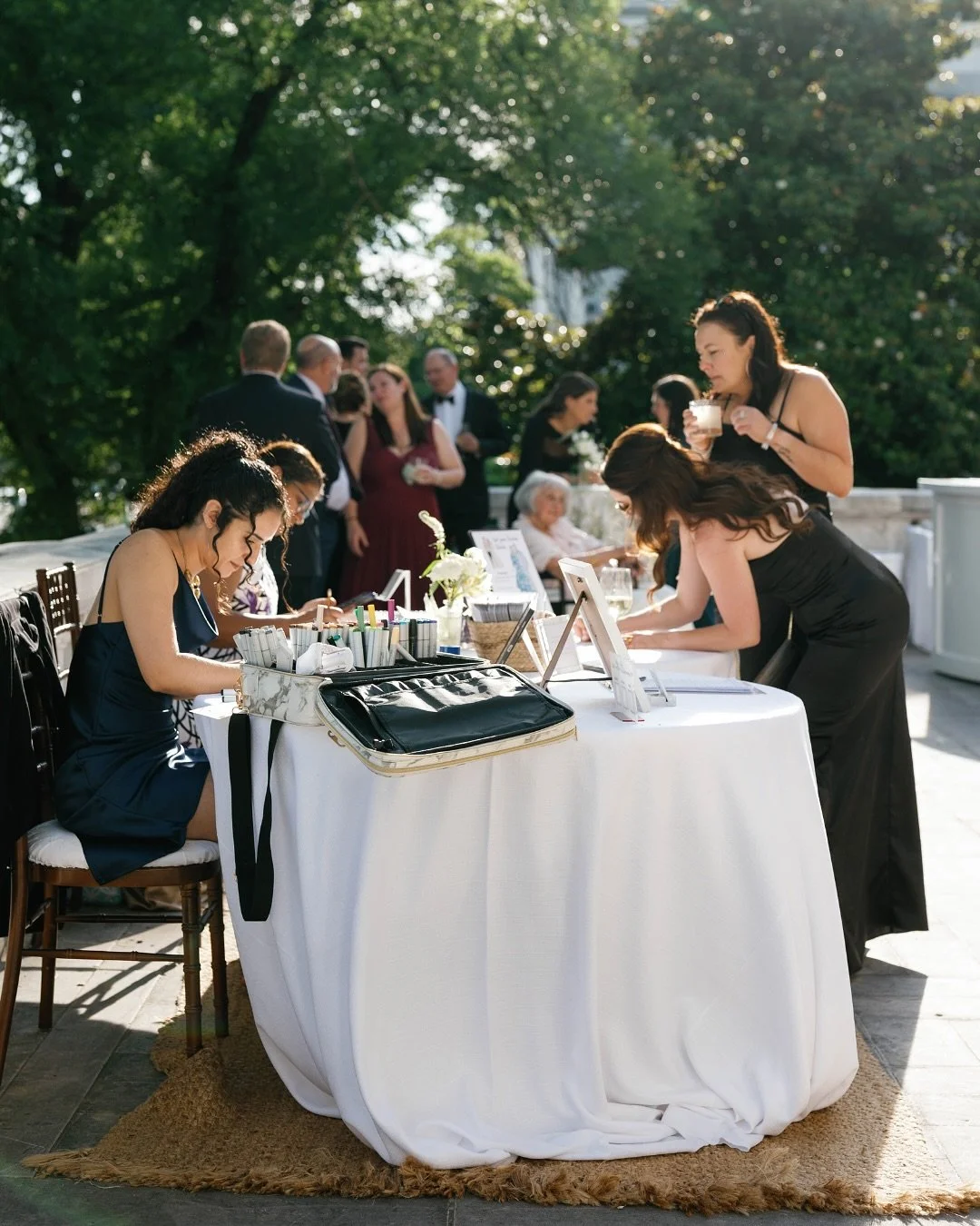 You get a sketch, you get a sketch&hellip; everyone gets a live sketch! 🎉✨

Intimate weddings are the ultimate chance to make every moment personal and every guest feel celebrated. With a smaller guest list, everyone leaves with their very own live 