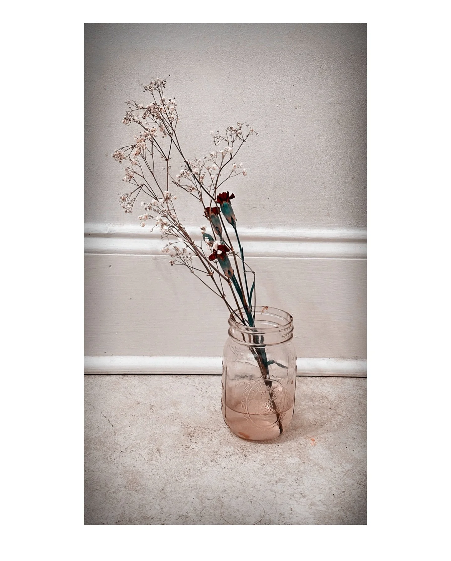 In @my.muses.card.shop bathroom I took a quick pic of the sweet flower arrangement they had in there to go with their lovely flower themed show featuring @bluefaestudio @deliaquigley and @lilabacon - go see it!!! Go to their pages to see their lovely