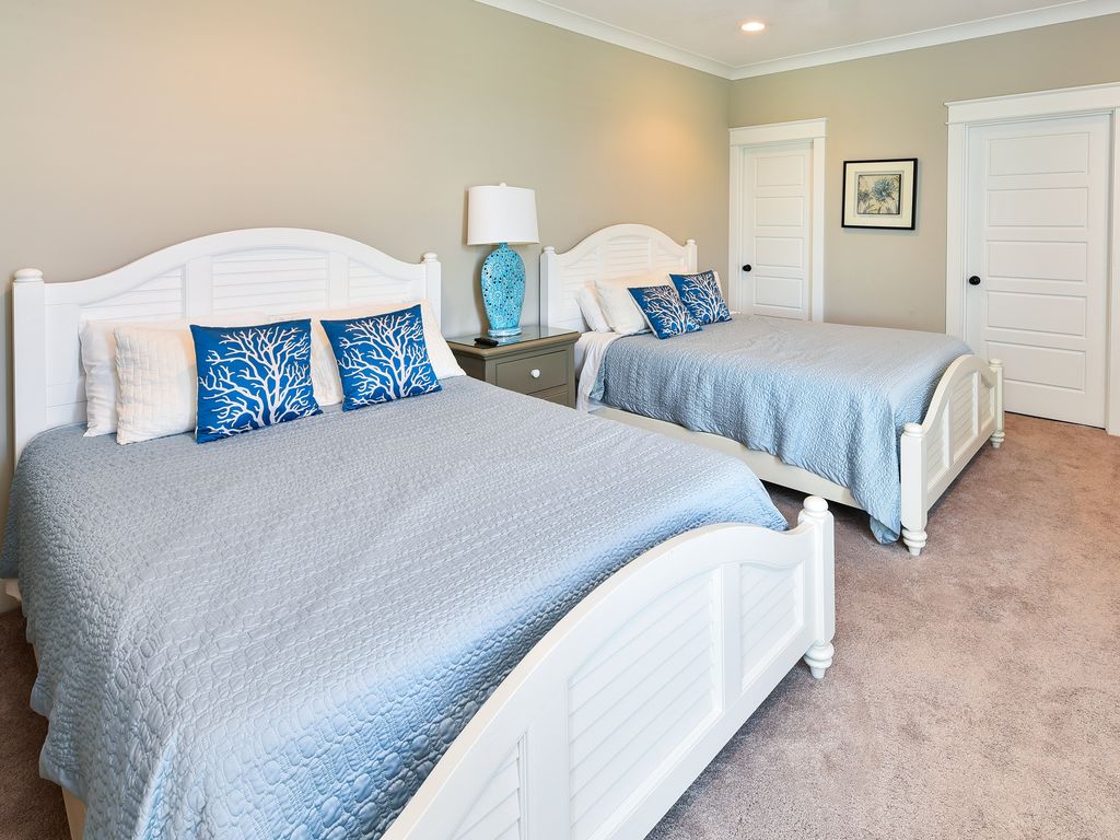 Queen Room.jpg