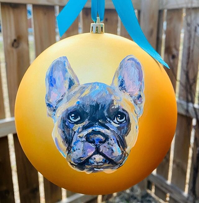 ORNAMENT PUPDATE! 🎄Due to the fantastic response to the custom pet portrait ornaments I did a few of, I&rsquo;m offering a limited quantity for order right now! ❣️
Choose from matte gold or matte silver 4&rdquo; shatterproof globe ornaments, while s