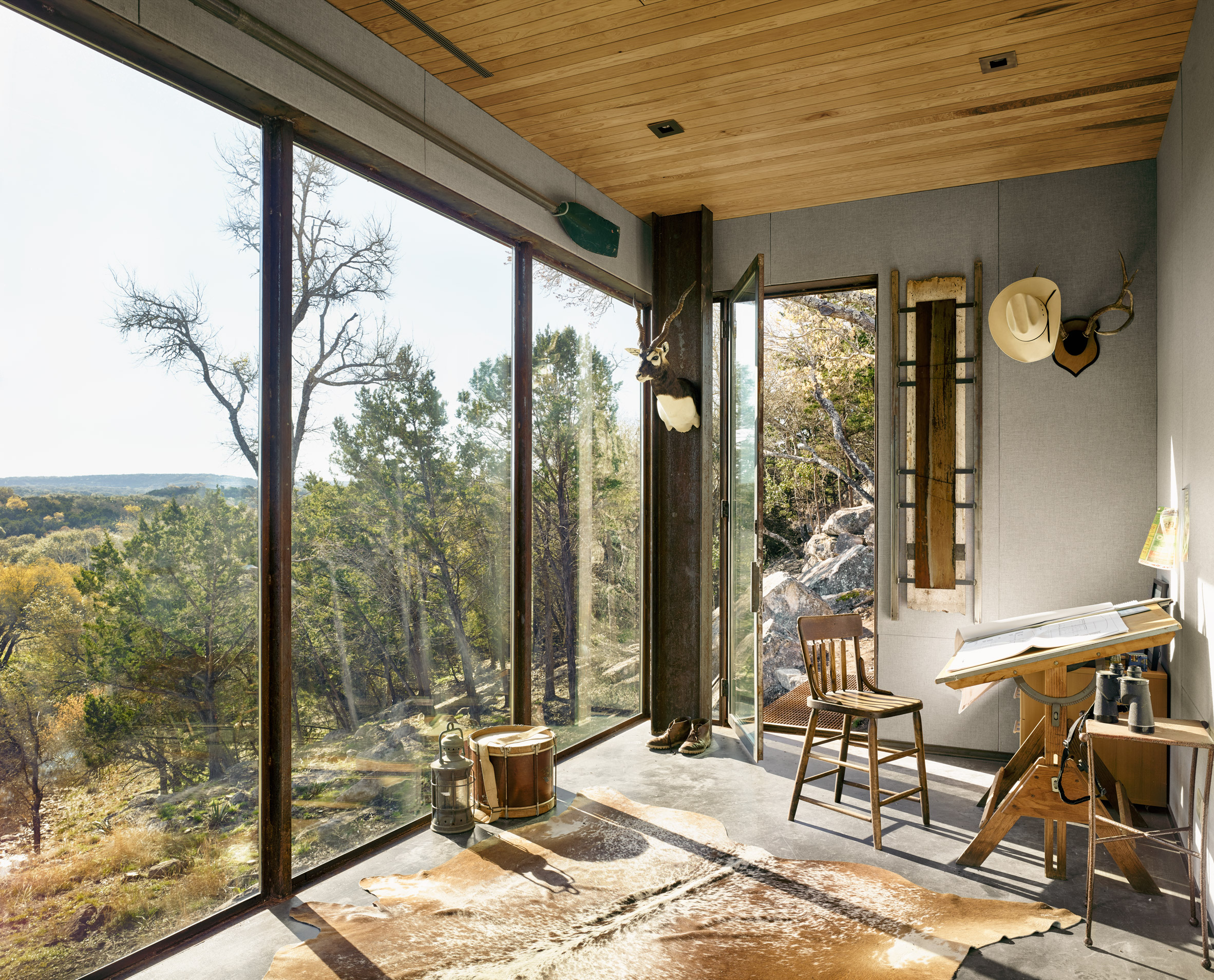 clear-rock-lookout-lemmo-architecture-design-steel-residence-austin-texas_dezeen_2364_col_6.jpg