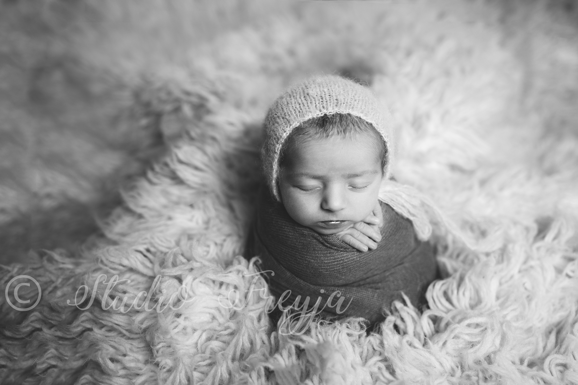 Black and White San Diego Newborn Picture of baby girl by Studio Freyja