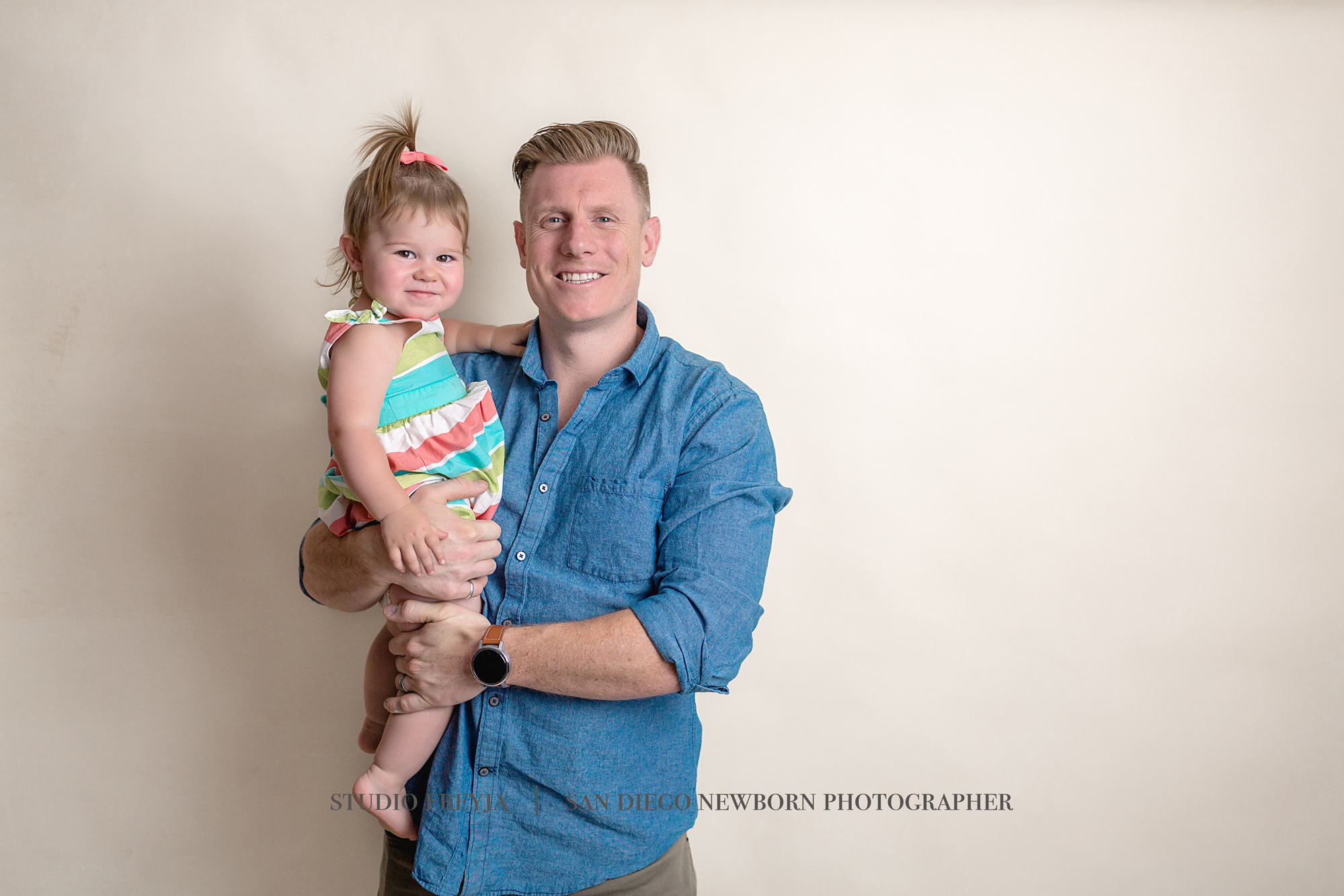 Color Max Newborn Pictures Copyright Studio Freyja (2 of 8).jpg