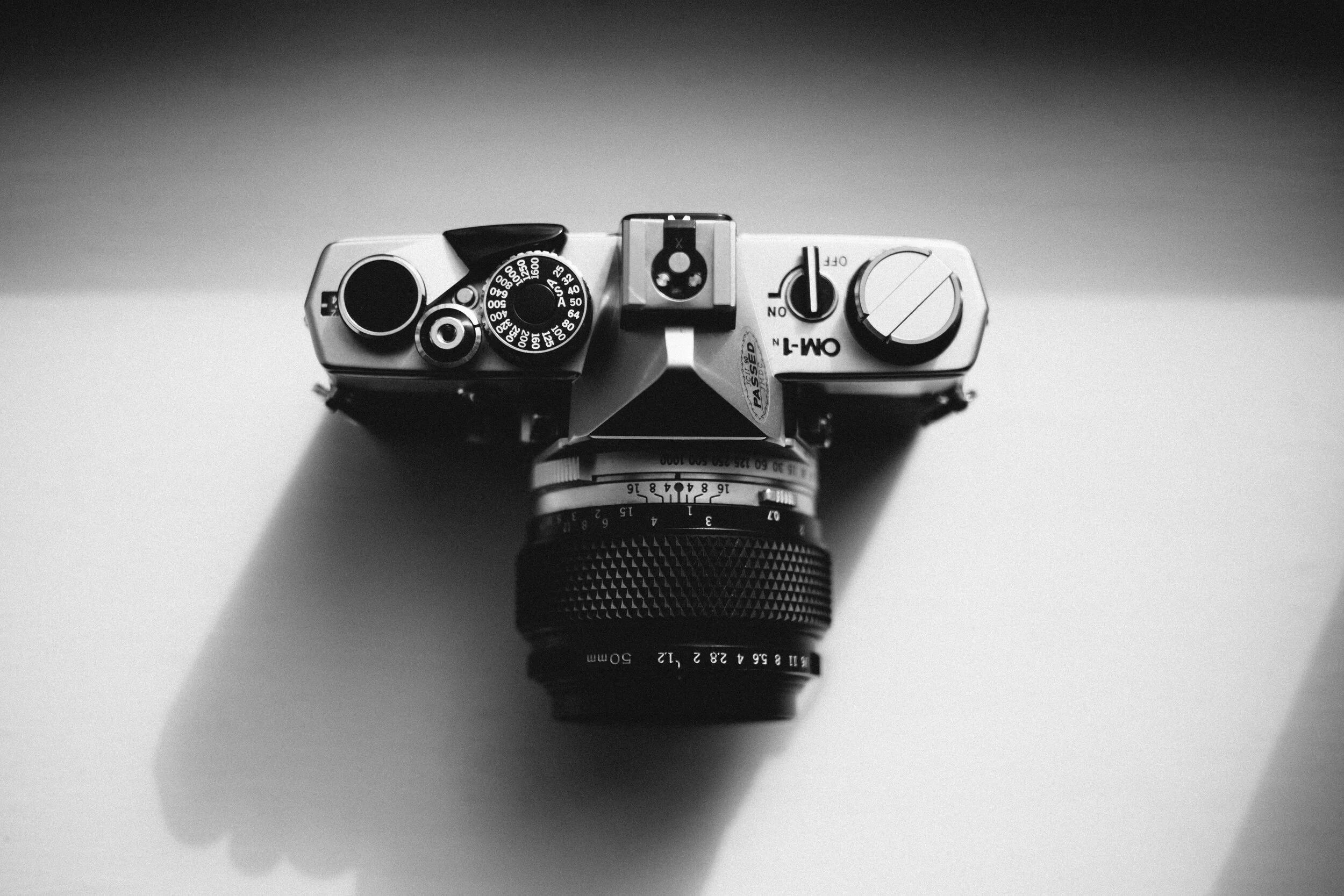 analogue-aperture-black-and-white-1165001.jpg