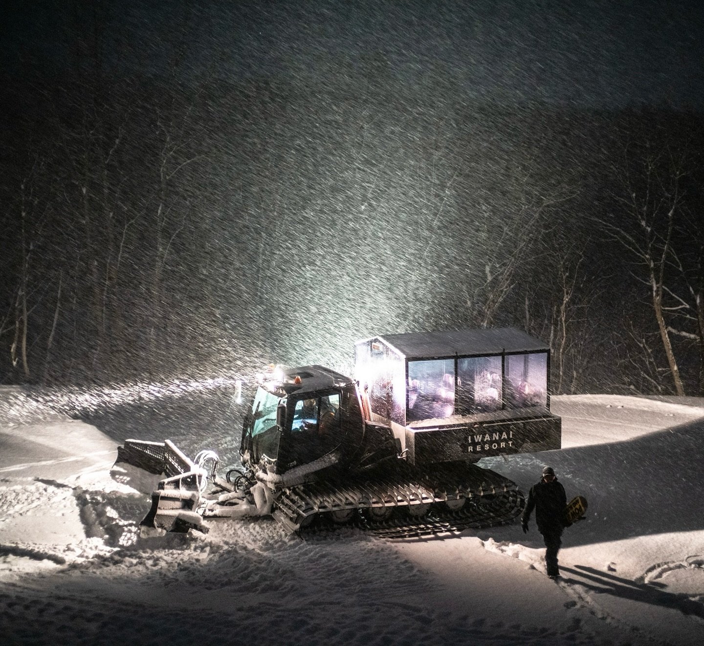 Keep your Iwanai winter rhythm uninterrupted by sipping hot coffee with a freshly baked donut in hand when our incredible staff secretly restocks the cat BETWEEN LAPS. #hiddenhokkaido 

Photo by: @chrisburkard