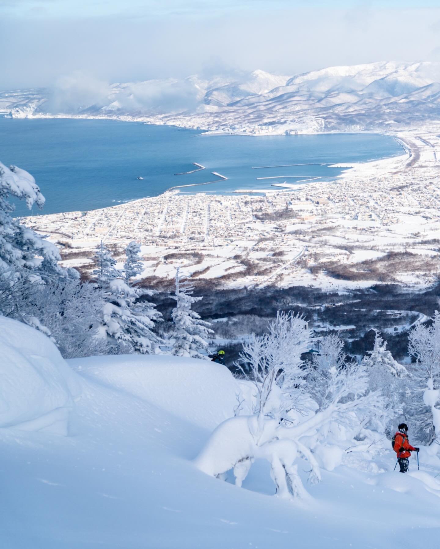 A good view, a load of powder, and exploring the mountain with friends&hellip; What more could you ask for? #hiddenhokkaido