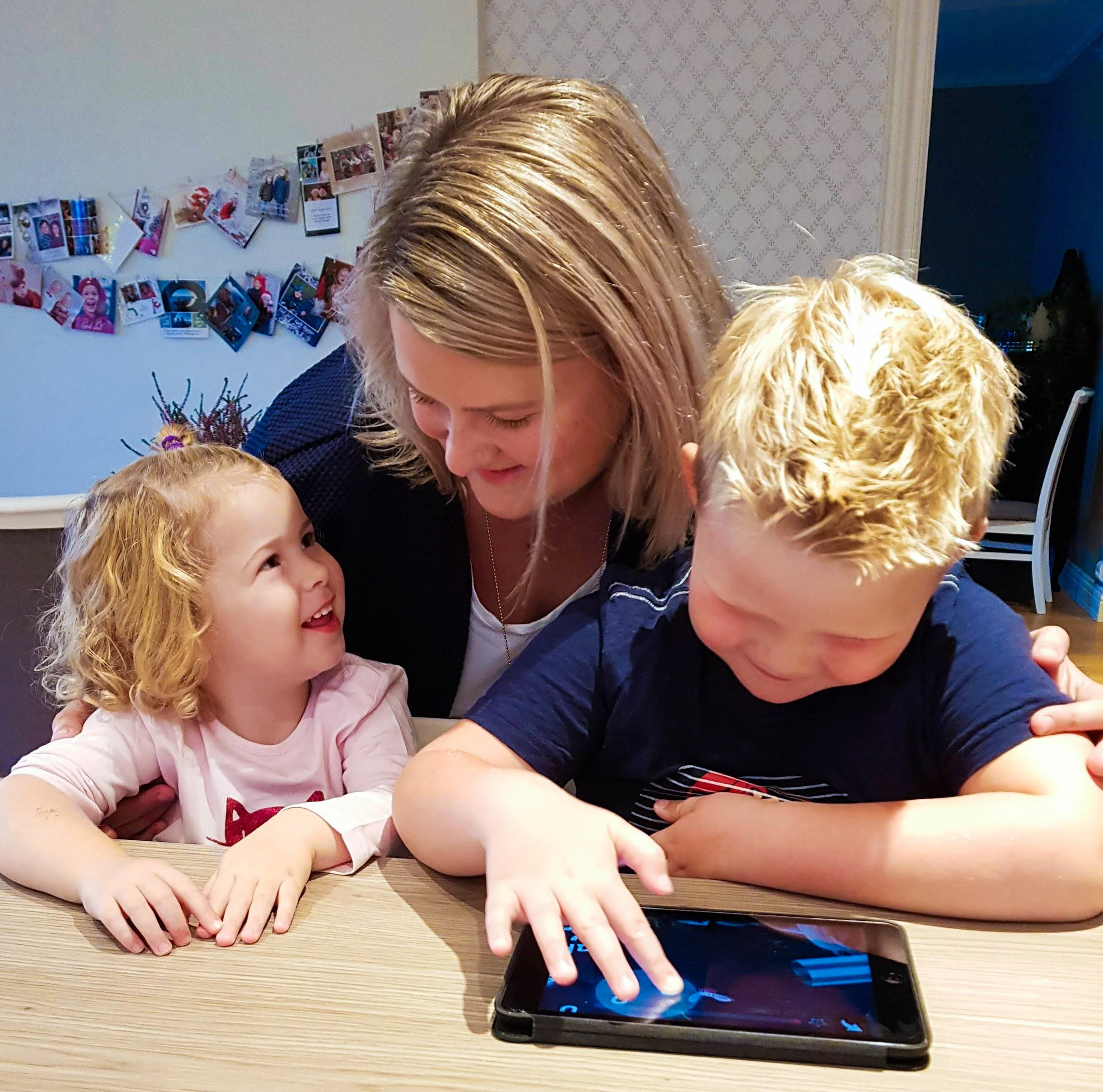 Mamma Hege, Oscar och lillasyster. Foto: Privat.