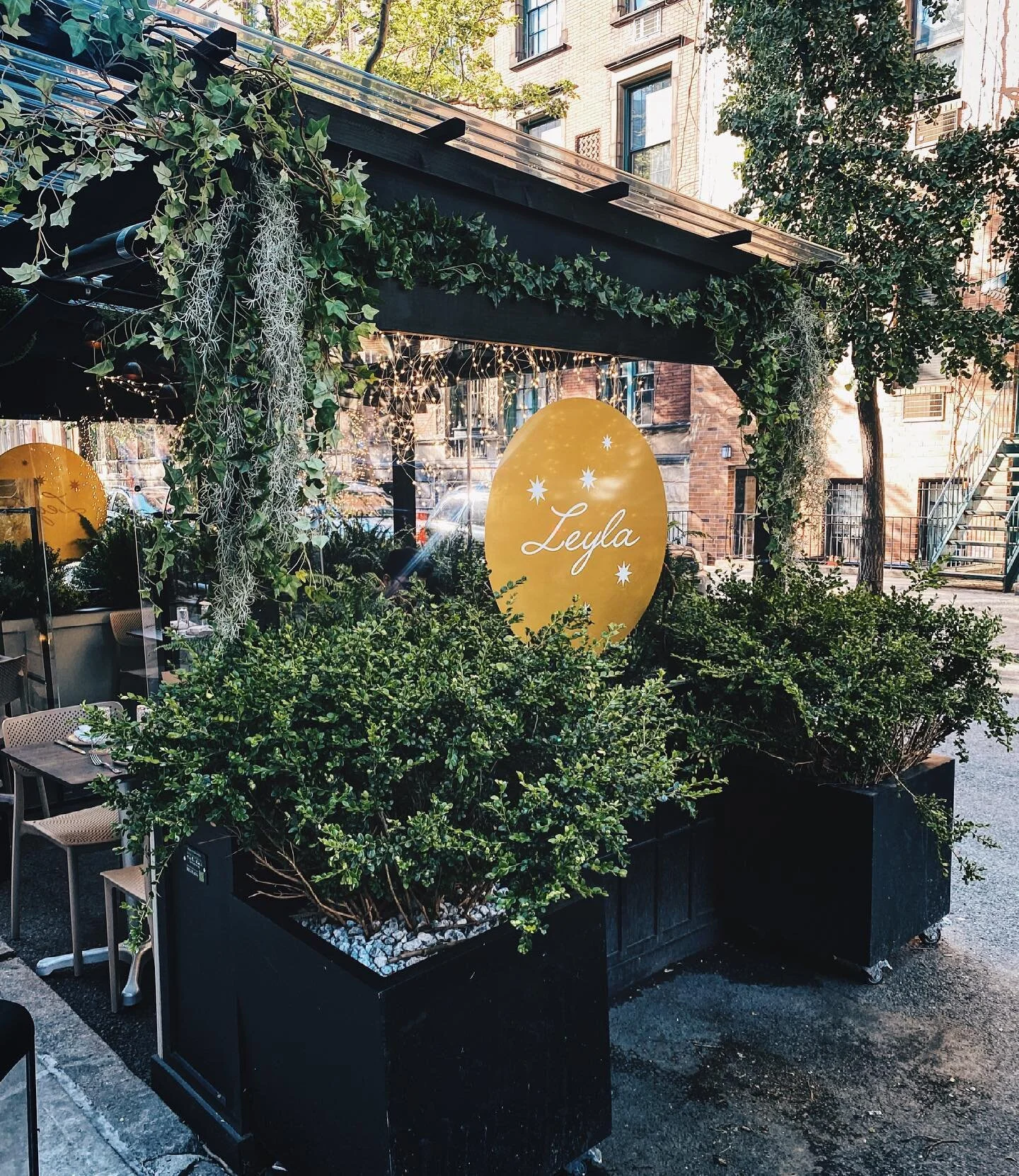 This Turkish brasserie is a trendy yet classy gem in Upper West Side ✨ You should order the 3 cheese pide with honey, zucchini and asparagus tahini salad, falalels, izmir kofte, grilled branzino #vscocam