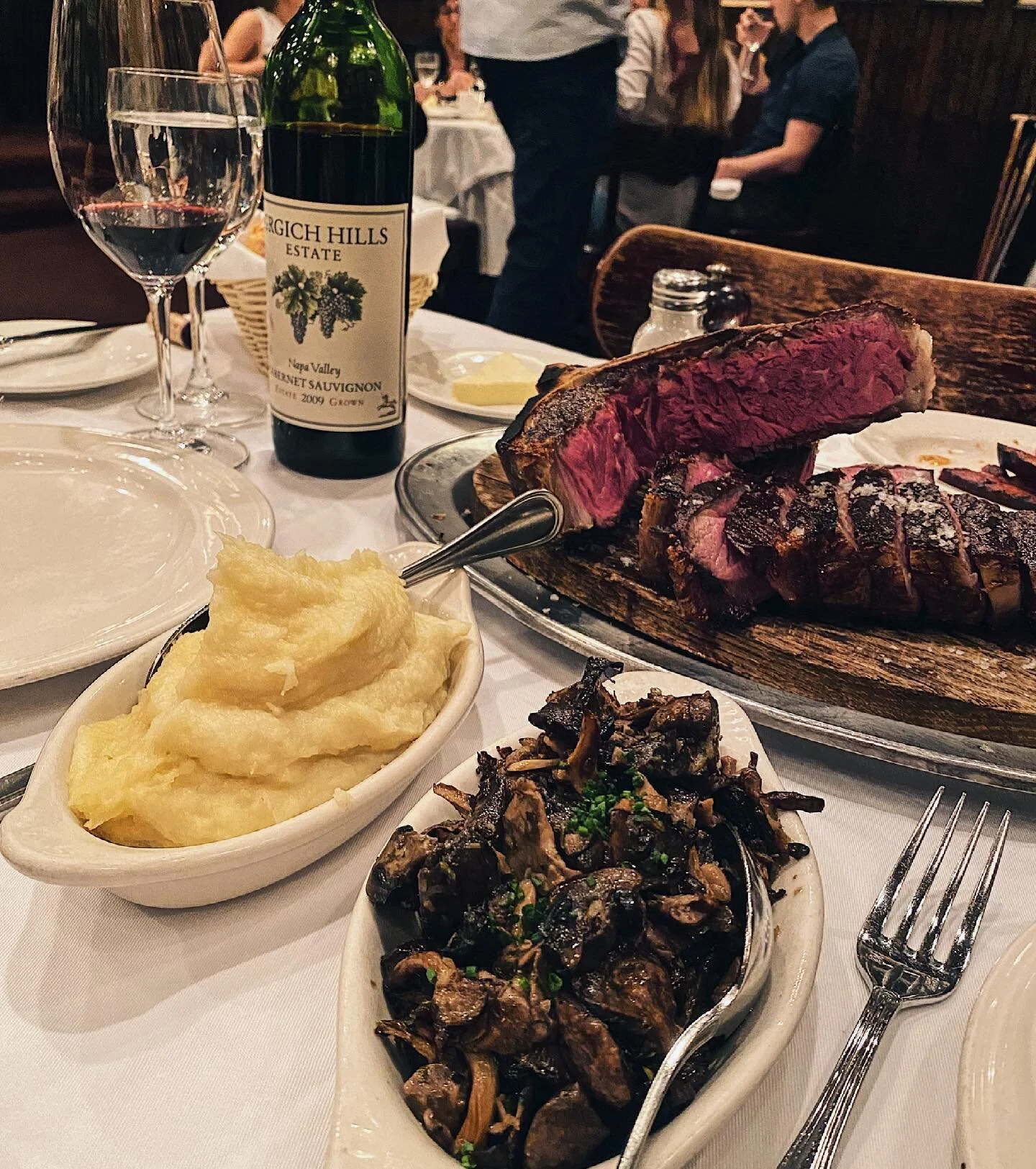 This steakhouse is filled with historic postcards and sketches of old New York from the 1800s and early 1900s. Loved seeing what the city used to look like. Make sure to order the prime porterhouse for two, mashed potatoes, and mushrooms. 🥩 #vscocam