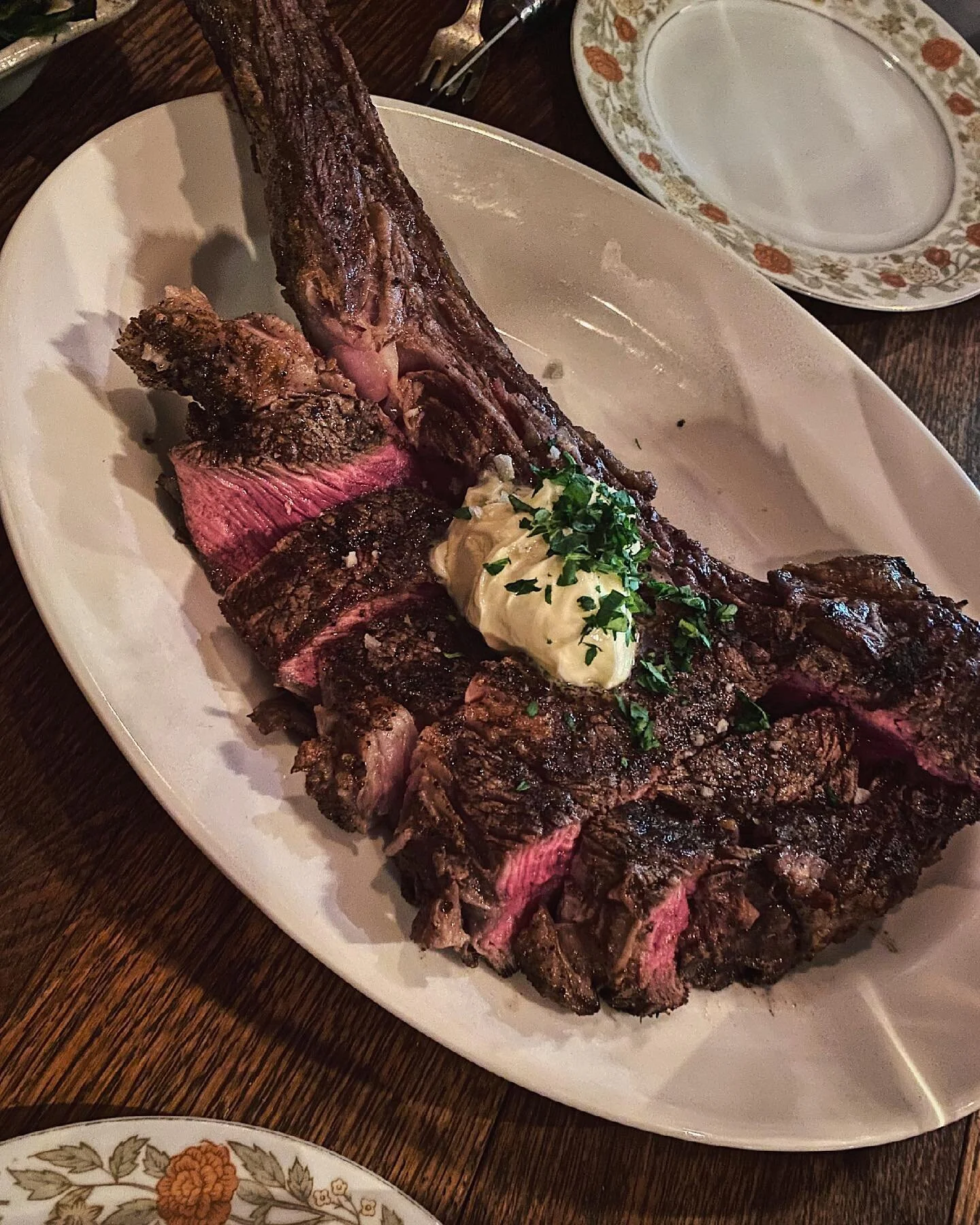 Officially my favorite steakhouse in NY. I’m charmed by their grandma plates 👵🏼 Ax handle ribeye with scallions and pan-fried mashed potatoes in truffle oil as sides. No cocktails but extensive wine list. #vscocam #savetherestaurants #newyork