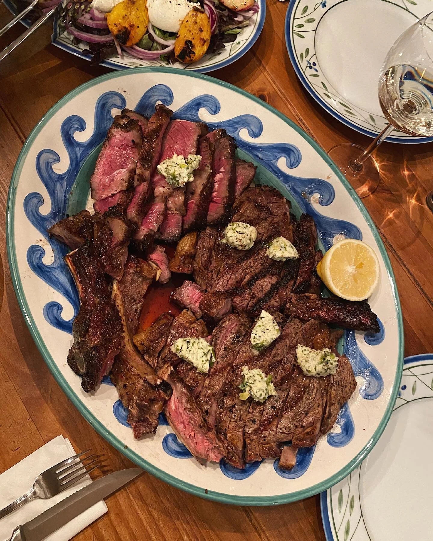 Grilled @dellapietrasmeats steaks, lemon potatoes, grilled peach burrata salad, and vino 🥩 #vscocam #latergram #itis #homecooked #supportsmallbusinesses