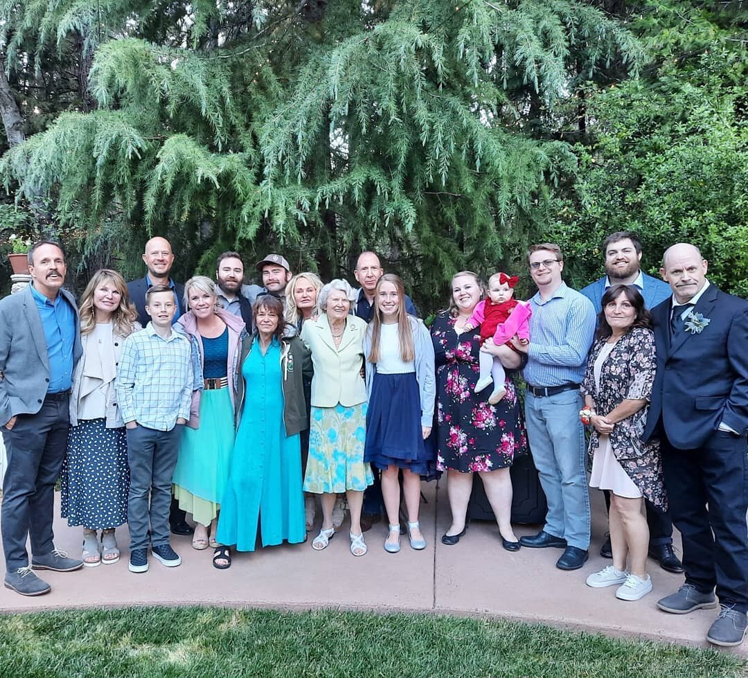 A little late but last weekend we had a great time celebrating my cousins Catie's wedding &amp; catching up with all my CA family! 🌿🤍🌿