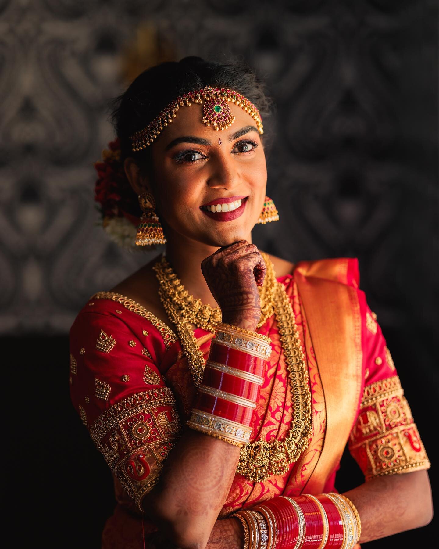 Bride Dhivya dolled up for her big day ❤️❤️❤️
.
.
#southindianbrides #lionsgatecenter #denverbrides #denverbridetobe #denverbride2022 #coloradobride #coloradobridesmag #coloradobrides #denverengagement #denverweddingphotographer #denverweddingphotogr