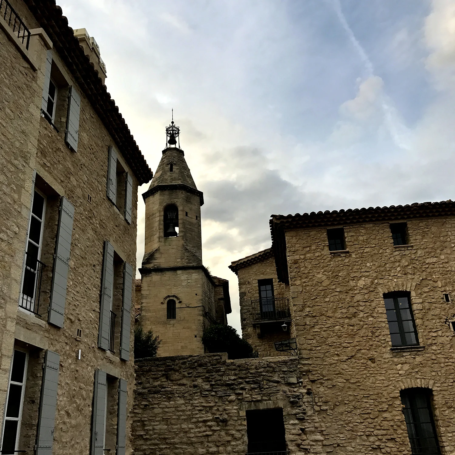 Au cœur d’un des plus beaux villages de Provence, serti dans des pierres chargées d’histoire et d’histoires.
