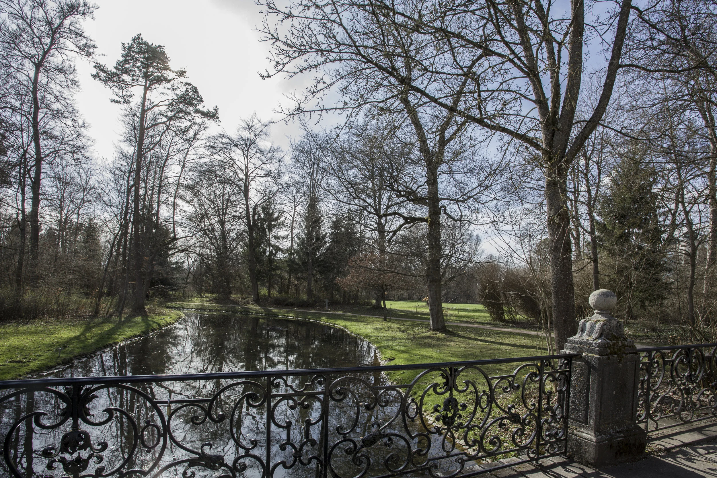Charme d'un parc romantique à souhait où les fantômes des anciennes Cours princières d'Allemagne semblent hanter encore haies et bosquets...
