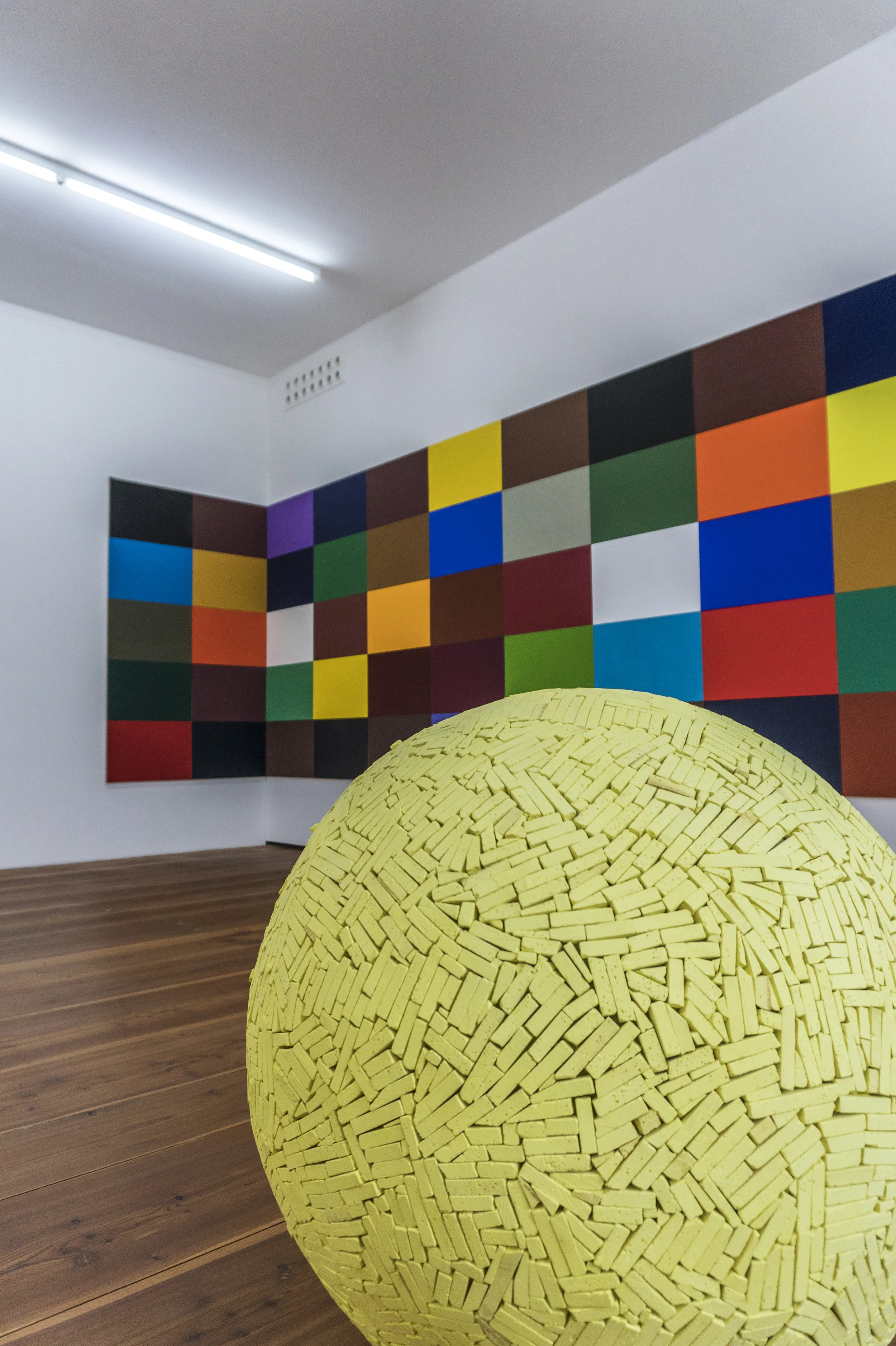 Gerhard Langenfeld : "50 Farbtafeln", 2005 (au fond) et Reiner Seliger : "Pallone giallo", 2010 (au premier plan)