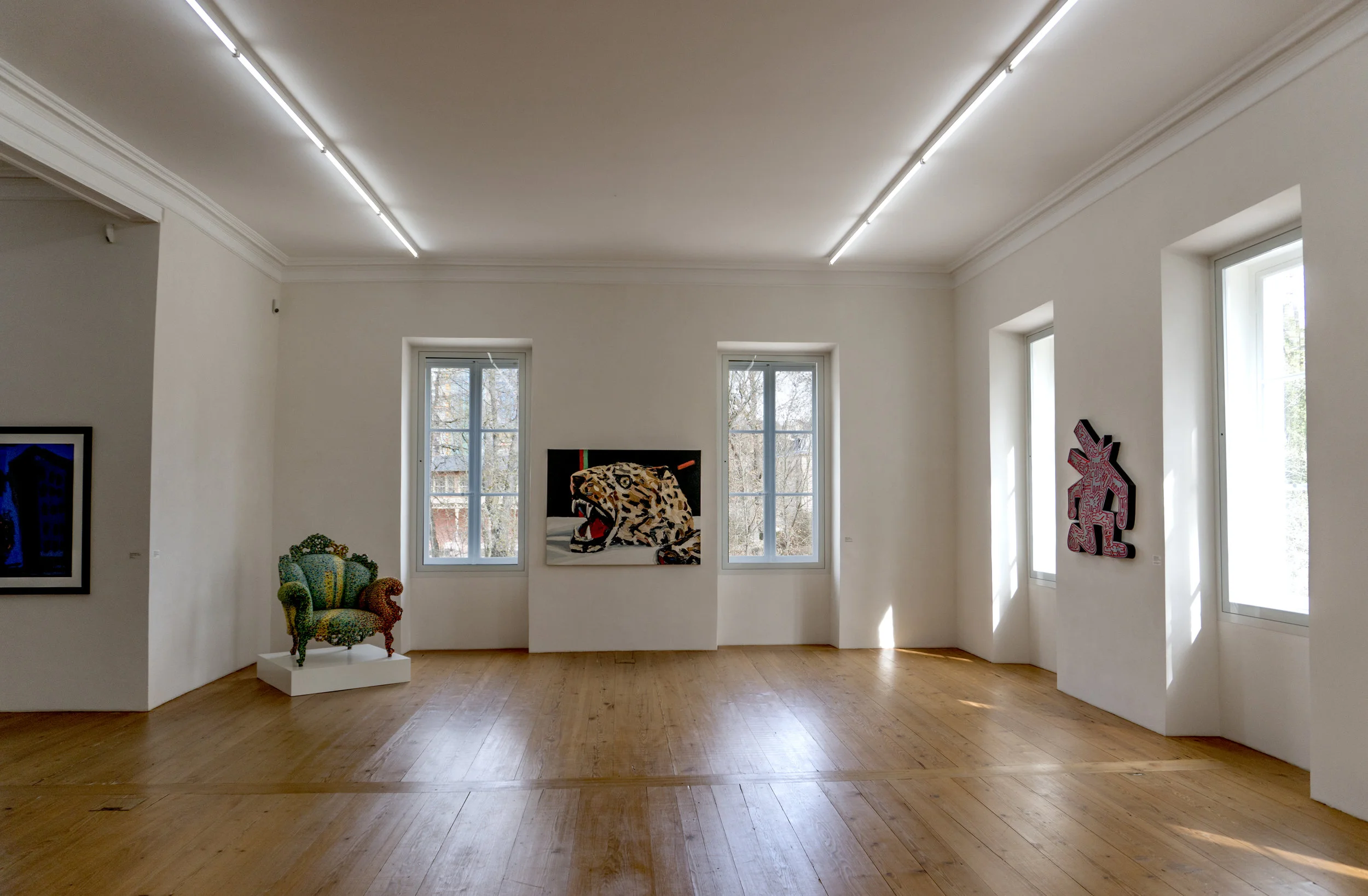 (From left to right) Alessandro Mendini : " Poltrona di Proust " (1996) - Ralph Fleck : " Still Life with Trophy II " (1987) - Keith Harring : untitled (1983)