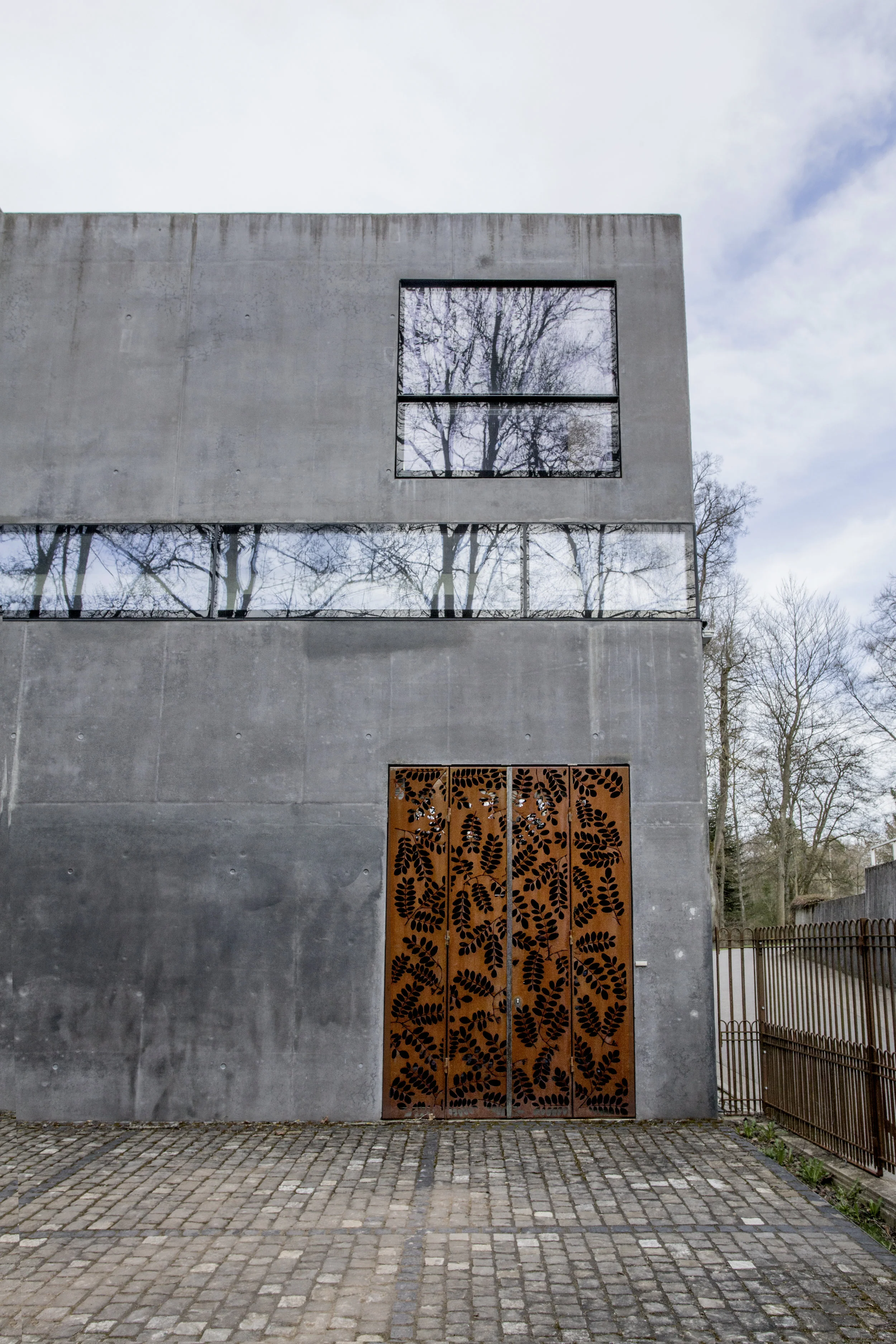 Sheltered in the museum's new extension, designed by Lukas Gäbele and Tana Raufer in 2009, highlighted by its remarquable "Gate of the Artworks" in rusted iron.